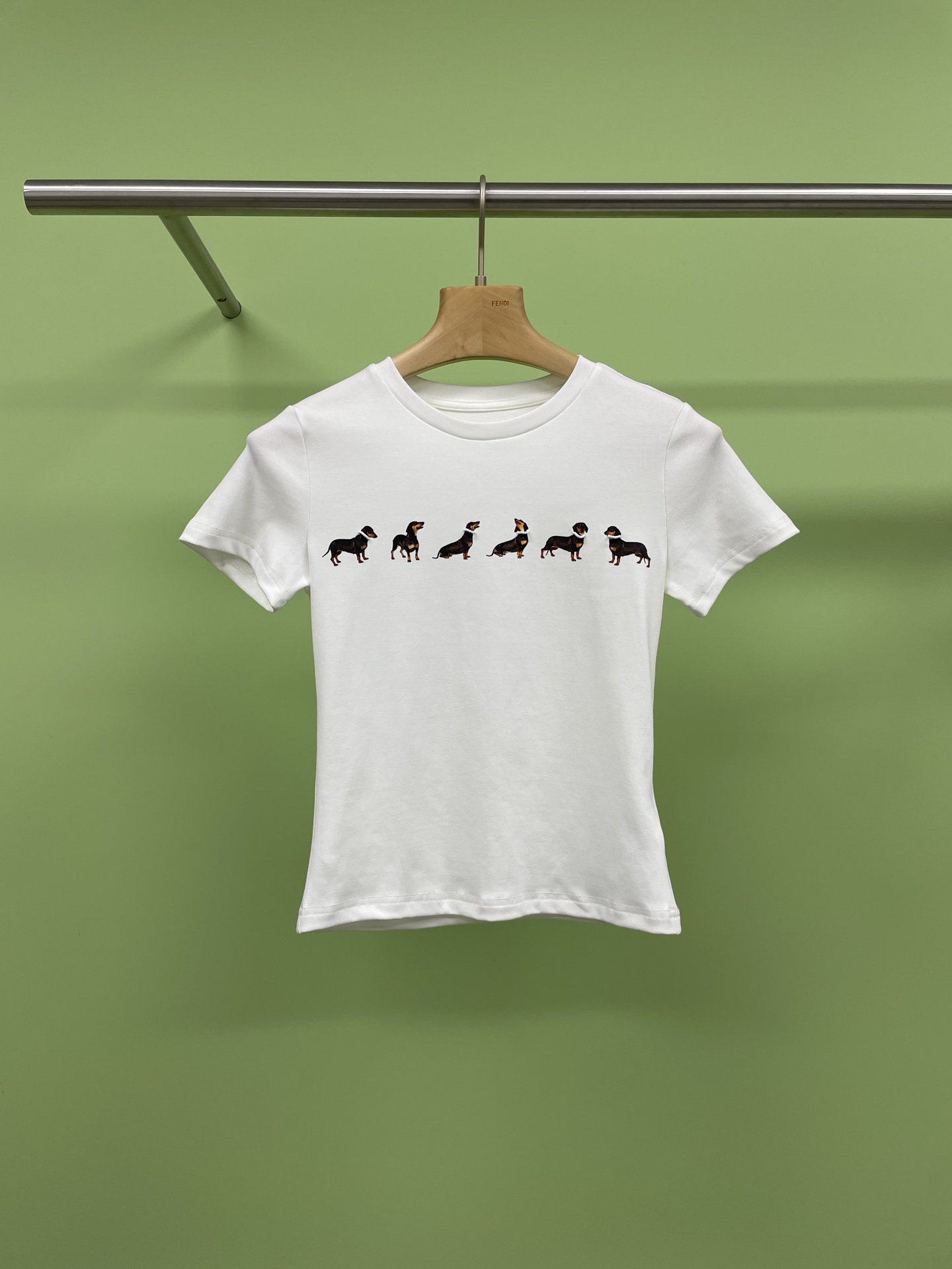 NO:323524,Jennie's same MARKGONG dog printed short elastic short-sleeved T-shirt, who hasn't seen this dog short-sleeved, dachshund puppy T-shirt, is too cute, the front shoulder design makes it look slim and versatile, a must-have for hot girls, the print is cute and interesting dachshund puppy, cute and eye-catching, the gray and white are superb, the short style is superb to show off the body proportions, the slim waist is easily shown, the running puppy pattern on it is cute and agile, adding a lot of fun to the simple T-shirt. Whether it is matched with casual sweatpants or retro jeans, it can be perfectly adapted. Then wear a pearl necklace, the fashionable value is directly full, the upper body comfort is also great, the fabric is soft and skin-friendly, and it is easy to grasp the sweet and cool style. It will definitely explode when you wear it in spring and summer, and hot girls will do it. Pearl necklace  SML, jeans, T-shirt,tees,t-shirt,necklace,alexander wang19860909jennie同款MARKGONG狗狗印花短款弹力短袖T恤,谁还没有看到这件狗狗短袖,腊肠小狗T恤,也太可爱了吧,正肩设计显瘦又百搭,辣妹必备,印花是萌趣腊肠小狗,可爱又吸睛,灰色和白色都超绝,短款版型超显身材比例,小蛮腰轻松秀出来,上面奔跑的小狗图案,可爱又灵动,给简约的 T 恤增添了不少趣味.不管是搭配休闲运动裤,还是复古牛仔裤,都能完美适配,再戴上珍珠项链,时髦值直接拉满,上身舒适度也很棒,面料柔软亲肤,轻松拿捏甜酷风,春夏穿它出街绝对炸街,辣妹们冲就完事了. 配珍珠项链 码数SML,,jeans,T-shirt,tees，t-shirt,necklace,alexander wang,Women's clothing