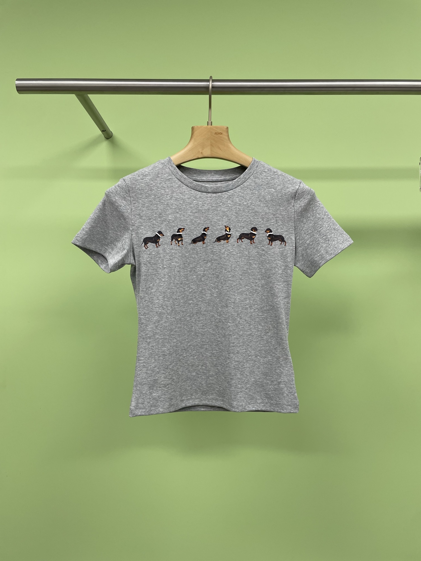 NO:323528,Jennie's same MARKGONG dog printed short elastic short-sleeved T-shirt, who hasn't seen this dog short-sleeved, dachshund puppy T-shirt, is too cute, the front shoulder design makes it look slim and versatile, a must-have for hot girls, the print is cute and interesting dachshund puppy, cute and eye-catching, the gray and white are superb, the short style is superb to show off the body proportions, the slim waist is easily shown, the running puppy pattern on it is cute and agile, adding a lot of fun to the simple T-shirt. Whether it is matched with casual sweatpants or retro jeans, it can be perfectly adapted. Then wear a pearl necklace, the fashionable value is directly full, the upper body comfort is also great, the fabric is soft and skin-friendly, and it is easy to grasp the sweet and cool style. It will definitely explode when you wear it in spring and summer, and hot girls will do it. Pearl necklace  SML, jeans, T-shirt,tees,t-shirt,necklace,alexander wang19860909jennie同款MARKGONG狗狗印花短款弹力短袖T恤,谁还没有看到这件狗狗短袖,腊肠小狗T恤,也太可爱了吧,正肩设计显瘦又百搭,辣妹必备,印花是萌趣腊肠小狗,可爱又吸睛,灰色和白色都超绝,短款版型超显身材比例,小蛮腰轻松秀出来,上面奔跑的小狗图案,可爱又灵动,给简约的 T 恤增添了不少趣味.不管是搭配休闲运动裤,还是复古牛仔裤,都能完美适配,再戴上珍珠项链,时髦值直接拉满,上身舒适度也很棒,面料柔软亲肤,轻松拿捏甜酷风,春夏穿它出街绝对炸街,辣妹们冲就完事了. 配珍珠项链 码数SML,,jeans,T-shirt,tees，t-shirt,necklace,alexander wang,Women's clothing