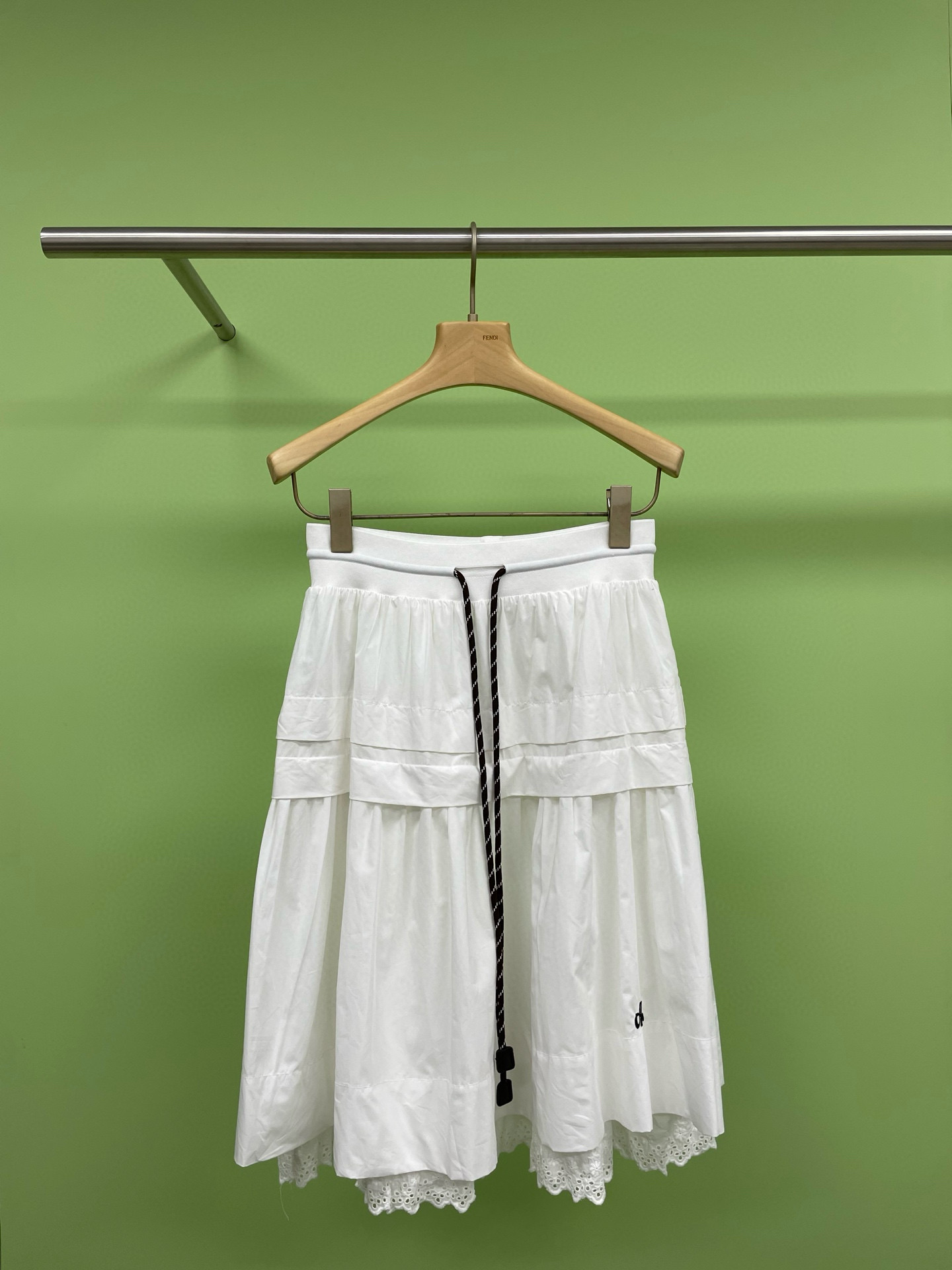 NO:324139,AVVENN 2025 spring new A-shaped threaded waist hem lace spliced ​​skirt, a must-have white lace skirt for summer is beautiful, Hey, sisters are coming in summer, are your wardrobe ready?  Today I will talk about a single piece of white lace skirt that I am super sweet. The high waist design, lengthen the legs, and instantly get the long legs. The details of the lace add a bit of sweet temperament. It is a must-have for dates. The A-line skirt makes you look slim and elegant. You can control any figure. The medium-length style covers small flaws and easily wears it to a good mood. The versatile color is matched with any top. When you wear this skirt, you feel like you are the fresh girl walking by the summer beach. The sea breeze blows, the skirt flutters, and your mood becomes particularly beautiful. Size SM, skirts, alexander wang19860909AVVENN2025春季新品A字螺纹腰下摆蕾丝拼接半身裙,夏日必备白蕾丝半身裙美翻了,Hey,姐妹们夏天就要来了,你的衣橱准备好了吗？今天就来聊聊我超心水的一件单品白色蕾丝半裙,高腰设计,拉长腿部线条,瞬间大长腿get,蕾丝细节,增添了几分甜美气质,约会必备哦, A字裙摆,显瘦又优雅,任何身材都能驾驭,中长款式,遮掩小瑕疵,轻松穿出好心情,百搭色彩,搭配任意上衣都毫无违和感,穿上这条裙子,仿佛自己就是那个走在夏日海边的清新女孩,海风轻拂,裙摆飘飘,心情也变得格外美好. 码数SM,,skirts,alexander wang,Women's clothing