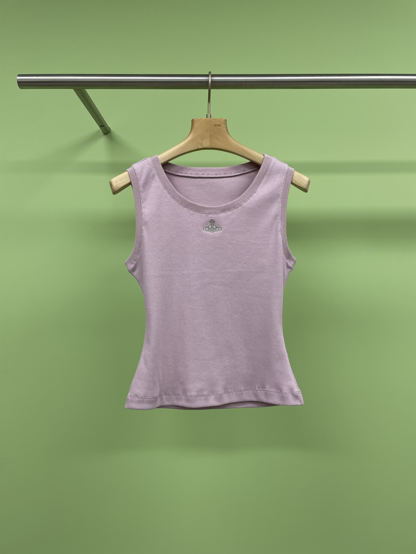 NO:324124,Queen Mother Saturn embroidered threaded vest, who can refuse such a versatile small vest, basically breaks the limitations of the T-shirt season. All year round styles are high-end and look good when worn. The basic round-neck vest design, the collar is just right, revealing a small piece of the collarbone, which makes people look very delicate and thin, but not exposed. Big Bear Jimei is also fine. The chest is exquisite Saturn logo embroidery, simple and exquisite, very recognizable. The pure cotton threaded fabric is very elastic, slim and not tight, and it looks very good to wear. SML, tees, t-shirt, alexander wang19860909西太后土星刺绣螺纹背心,谁能拒绝这么一件百搭的小背心,基本跳脱了T恤季节的限制,一年四季,配任何款都是高级,随便穿都好看,基础款圆领背心的设计,领口的深浅刚刚好,露出锁骨的一小截,显得人很精致很瘦削,但是又不暴露,大熊集美也可以,胸前是精致的土星logo刺绣,简约精致,很有辨识度,纯棉螺纹面料弹力很大,修身不紧绷,穿起来超好看. 码数SML,,tees，t-shirt,alexander wang,Women's clothing