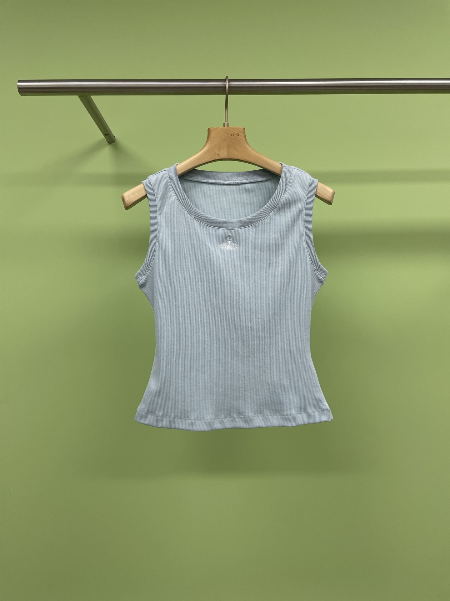 NO:324128,Queen Mother Saturn embroidered threaded vest, who can refuse such a versatile small vest, basically breaks the limitations of the T-shirt season. All year round styles are high-end and look good when worn. The basic round-neck vest design, the collar is just right, revealing a small piece of the collarbone, which makes people look very delicate and thin, but not exposed. Big Bear Jimei is also fine. The chest is exquisite Saturn logo embroidery, simple and exquisite, very recognizable. The pure cotton threaded fabric is very elastic, slim and not tight, and it looks very good to wear. SML, tees, t-shirt, alexander wang19860909西太后土星刺绣螺纹背心,谁能拒绝这么一件百搭的小背心,基本跳脱了T恤季节的限制,一年四季,配任何款都是高级,随便穿都好看,基础款圆领背心的设计,领口的深浅刚刚好,露出锁骨的一小截,显得人很精致很瘦削,但是又不暴露,大熊集美也可以,胸前是精致的土星logo刺绣,简约精致,很有辨识度,纯棉螺纹面料弹力很大,修身不紧绷,穿起来超好看. 码数SML,,tees，t-shirt,alexander wang,Women's clothing