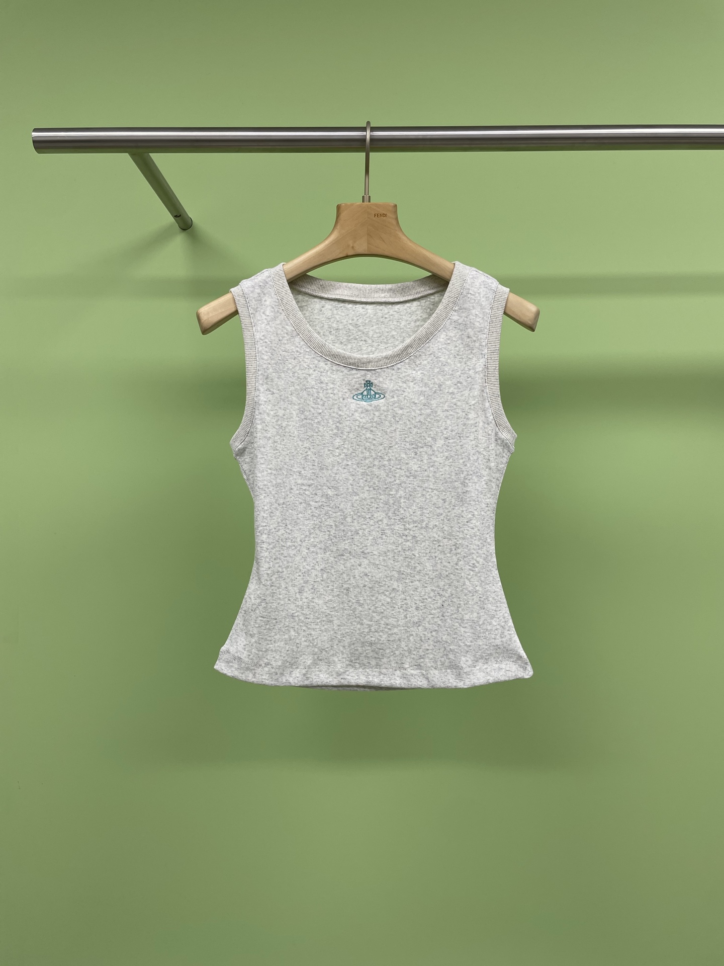 NO:324132,Queen Mother Saturn embroidered threaded vest, who can refuse such a versatile small vest, basically breaks the limitations of the T-shirt season. All year round styles are high-end and look good when worn. The basic round-neck vest design, the collar is just right, revealing a small piece of the collarbone, which makes people look very delicate and thin, but not exposed. Big Bear Jimei is also fine. The chest is exquisite Saturn logo embroidery, simple and exquisite, very recognizable. The pure cotton threaded fabric is very elastic, slim and not tight, and it looks very good to wear. SML, tees, t-shirt, alexander wang19860909西太后土星刺绣螺纹背心,谁能拒绝这么一件百搭的小背心,基本跳脱了T恤季节的限制,一年四季,配任何款都是高级,随便穿都好看,基础款圆领背心的设计,领口的深浅刚刚好,露出锁骨的一小截,显得人很精致很瘦削,但是又不暴露,大熊集美也可以,胸前是精致的土星logo刺绣,简约精致,很有辨识度,纯棉螺纹面料弹力很大,修身不紧绷,穿起来超好看. 码数SML,,tees，t-shirt,alexander wang,Women's clothing