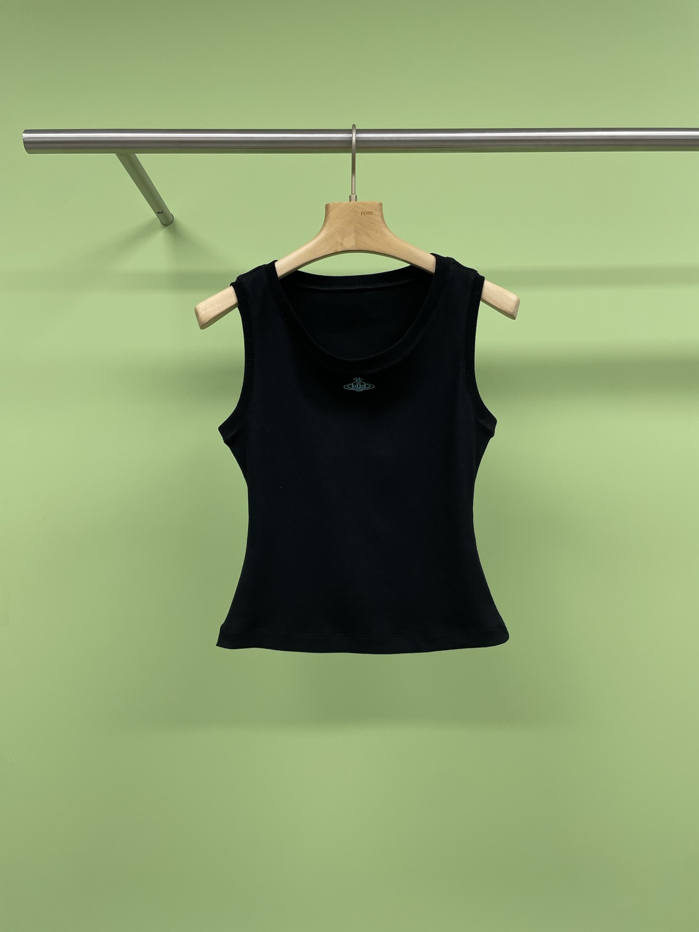 NO:324136,Queen Mother Saturn embroidered threaded vest, who can refuse such a versatile small vest, basically breaks the limitations of the T-shirt season. All year round styles are high-end and look good when worn. The basic round-neck vest design, the collar is just right, revealing a small piece of the collarbone, which makes people look very delicate and thin, but not exposed. Big Bear Jimei is also fine. The chest is exquisite Saturn logo embroidery, simple and exquisite, very recognizable. The pure cotton threaded fabric is very elastic, slim and not tight, and it looks very good to wear. SML, tees, t-shirt, alexander wang19860909西太后土星刺绣螺纹背心,谁能拒绝这么一件百搭的小背心,基本跳脱了T恤季节的限制,一年四季,配任何款都是高级,随便穿都好看,基础款圆领背心的设计,领口的深浅刚刚好,露出锁骨的一小截,显得人很精致很瘦削,但是又不暴露,大熊集美也可以,胸前是精致的土星logo刺绣,简约精致,很有辨识度,纯棉螺纹面料弹力很大,修身不紧绷,穿起来超好看. 码数SML,,tees，t-shirt,alexander wang,Women's clothing