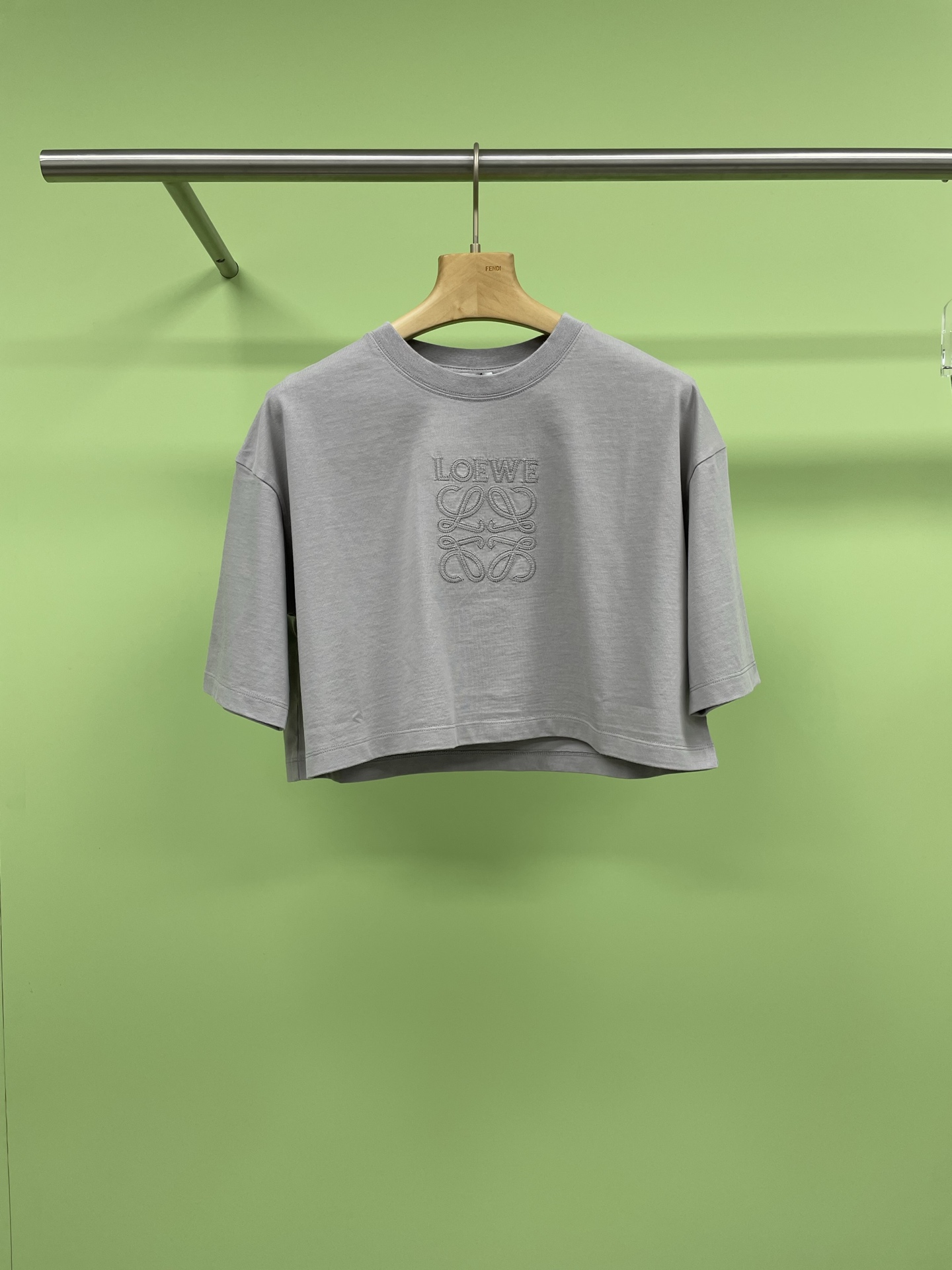 NO:324140,LOEWE 2025 spring and summer new women's round neck logo embroidered short short-sleeved T-shirt top, American retro style is so beautiful and spicy, I love American retro style too much, with film feel, this T-shirt is super recommended, the upper body of the clothes looks slim, loose and comfortable, the style is different from the conventional T-shirt, and the short design is added to the oversize style. The overall embroidery print is a very formal American casual style, casual and generous, simple to match with jeans, a set of lengthened body proportions, and matched with various types of skirts and various pants, there is no bottom that it cannot match. The three-dimensional straight sleeves perfectly cover the arms butterfly flesh and super slender arms. The loose upper body of the small box is particularly hiding the flesh and slimming. The small short style is slightly exposed to the navel and is handsome and sexy in one, and the retro hot girl atmosphere is in the summer.  SML, loewe, loewe, versace, skirts, jeans, T-shirt, tees, t-shirt, alexander wang19860909LOEWE罗意威2025春夏新款女士圆领徽标刺绣短款短袖T恤上衣,美式复古太好看辣,我太爱美式复古风了,自带胶片感,这件T恤超级推荐,衣服上身好显瘦,宽松又舒服,版型不同于常规T恤在oversize风格下再加短款设计,整体刺绣印花又是很正的美式休闲风,随意大方,简单搭配牛仔裤,一整套拉长身材比例,搭配各种类型的半裙和各种裤装,就没有它不能搭的下装,立体直筒袖笼完美遮住手臂蝴蝶肉超显手臂纤细,小箱型宽松上身尤为藏肉显瘦 ,微露脐小短款帅气、性感个性于一身,夏日出街复古辣妹氛围. 码数SML,,loewe,loewe,versace,skirts,jeans,T-shirt,tees，t-shirt,alexander wang,Women's clothing