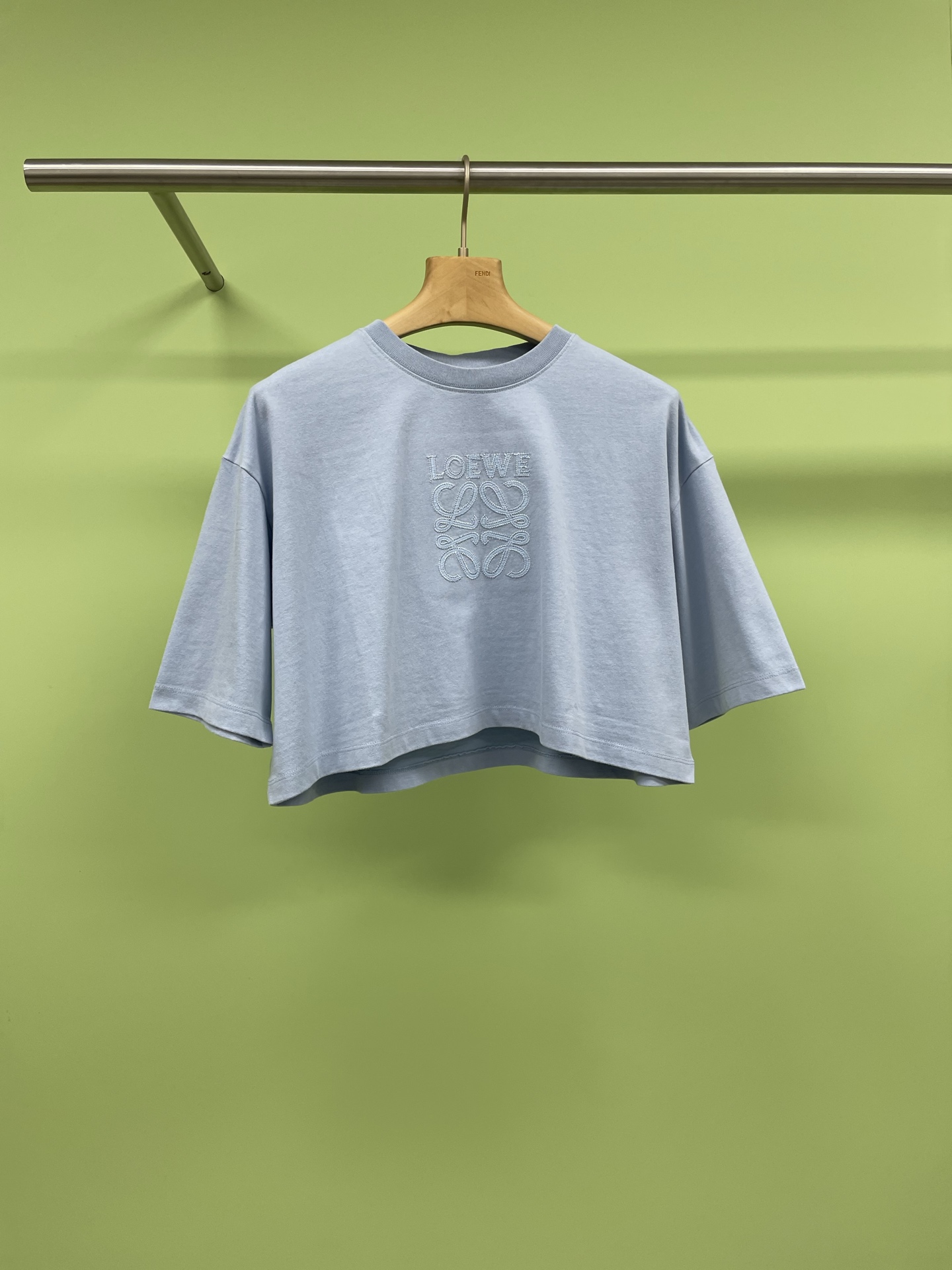 NO:324144,LOEWE 2025 spring and summer new women's round neck logo embroidered short short-sleeved T-shirt top, American retro style is so beautiful and spicy, I love American retro style too much, with film feel, this T-shirt is super recommended, the upper body of the clothes looks slim, loose and comfortable, the style is different from the conventional T-shirt, and the short design is added to the oversize style. The overall embroidery print is a very formal American casual style, casual and generous, simple to match with jeans, a set of lengthened body proportions, and matched with various types of skirts and various pants, there is no bottom that it cannot match. The three-dimensional straight sleeves perfectly cover the arms butterfly flesh and super slender arms. The loose upper body of the small box is particularly hiding the flesh and slimming. The small short style is slightly exposed to the navel and is handsome and sexy in one, and the retro hot girl atmosphere is in the summer.  SML, loewe, loewe, versace, skirts, jeans, T-shirt, tees, t-shirt, alexander wang19860909LOEWE罗意威2025春夏新款女士圆领徽标刺绣短款短袖T恤上衣,美式复古太好看辣,我太爱美式复古风了,自带胶片感,这件T恤超级推荐,衣服上身好显瘦,宽松又舒服,版型不同于常规T恤在oversize风格下再加短款设计,整体刺绣印花又是很正的美式休闲风,随意大方,简单搭配牛仔裤,一整套拉长身材比例,搭配各种类型的半裙和各种裤装,就没有它不能搭的下装,立体直筒袖笼完美遮住手臂蝴蝶肉超显手臂纤细,小箱型宽松上身尤为藏肉显瘦 ,微露脐小短款帅气、性感个性于一身,夏日出街复古辣妹氛围. 码数SML,,loewe,loewe,versace,skirts,jeans,T-shirt,tees，t-shirt,alexander wang,Women's clothing