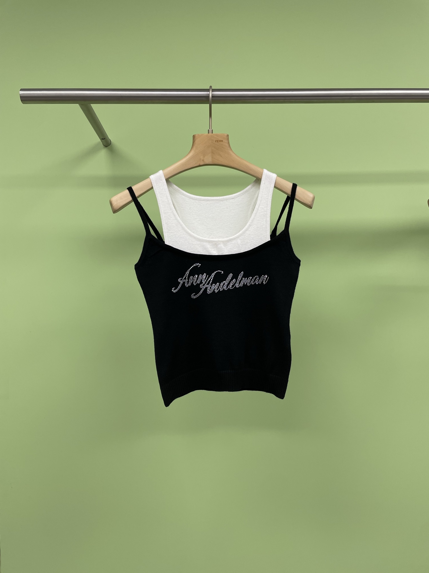 NO:324156,ANN ANDELMAN 2025 spring and summer hot diamond design short two-piece spliced ​​wool vest suspender, this year's wind is very popular, it can be said that it is a mix of layering and mixing. It is not satisfied with the basic style. The inner part is a solid vest, and the outer layer is contrasting, both fashionable and casual, giving people a bright feeling. Super charming, a new deconstructive method, which easily shapes the effect of paper sheets, with a large curved neckline, revealing the neckline and collarbone line, which is sexy and slim. To be honest, there is no resistance to this pure and lustful vest. The ultra-fine wool worsted yarn is knitted from the inside out, delicate and skin-friendly, silky and comfortable, and breathable!  The comfort level is really good. Feng Shen’s two-piece layered vest is pinched out directly on the upper body. If you don’t leave one of this small vest, it’s really unreasonable. The upper body is really super slimming!  It is a style that can be topped in the spring and summer wardrobe, with a slim fit style, outlined curves, wear high-waisted pants, a clean and refreshing combination, doubles the sense of fashion without any restraint. SML, alexander wang19860909ANN ANDELMAN2025春夏烫钻设计感短款两件式拼接毛织背心吊带,今年风刮的很大的缪式叠穿风,可以说是把叠穿混搭玩儿的明明白白了,不满足于基础款,内里是纯色背心,外层撞色,时髦与率性兼具,给人眼前一亮的感觉 超级迷人,全新解构式穿法,轻松塑造纸片人效果,大弧形领口,露出脖颈线条和锁骨线,小性感又很显瘦,讲真的,对这种纯欲感小背心完全没有抵抗力啊,超细支的羊毛精纺纱线针织而成,由内而外细腻亲肤,丝滑又很舒适,透气性也超赞！ 舒适度真的非常好,封神的两件式叠穿背心,上身小蛮腰直接掐出来啦,这款小背心你们不留一件,真的说不过去,上身真的超显瘦的！是春夏衣橱里可以被置顶的款,修身的版型,勾勒曲线感,穿条高腰裤,干净清爽的搭配,时髦感翻倍,没有一点儿束缚. 码数SML,,alexander wang,Women's clothing