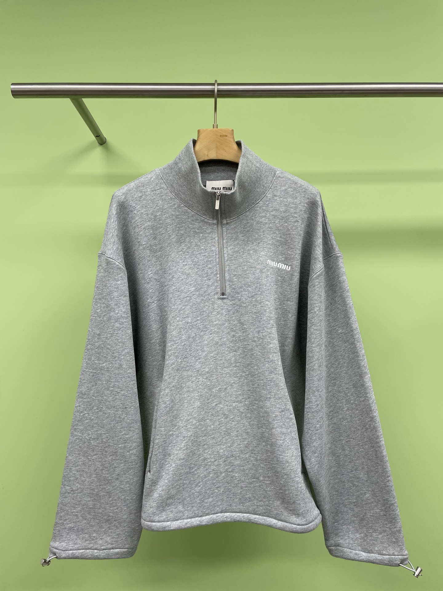 NO:324162,MiuMiu2025 Japanese pop-up store limited sweatshirts are handsome. The choice of spring sweatshirts, in addition to the regular style and hooded ones, there is also this sporty half-zipper style. In the past two years, the retro American style on the screen is full of leisure and commuting without pressure. The half-high collar front and half-zipper design can easily be worn to make it fashionable and casual. The customized zipper head retro engraved brand letters are ancient silver, and the chest is embroidered with iconic letter embroidery to increase the sense of detail. A very easy-to-control semi-zipper sweatshirt is casually worn. The upper body is full of sports and casual style, and can also control various occasions. Various casual pants, sports pants, jeans are casually matched.  Men wear front shoulder cuts, which are relatively fit, loose and silhouettes. The clothes are long to the upper middle and upper hips. They are casual but not dragging, which makes people look neat and energetic. Women wear shoulder-length effects, which are looser and more comfortable. The clothes are basically lower to the lower middle and relaxed and stylish. SML, miumiu, hoodie, sweatshirts, jeans, hats, alexander wang19860909MiuMiu2025款日本快闪店限定卫衣帅,春天卫衣的选择,除了常规的款式和连帽的还有这种偏运动风的半拉链款,这两年真的火出圈,满屏的复古美式风,休闲出街通勤都无压力,半高领正面半拉链设计,可轻松穿出时髦随性感,定制的拉链头复古刻印品牌字母古银色,胸前点缀标志性字母刺绣,增加细节感,非常好驾驭的一款半拉链卫衣,怎么穿搭都随意,上身运动休闲风十足,又可以驾驭多种场合,各种休闲裤运动裤牛仔裤随便搭 男士穿正肩剪裁,相对合身一点的松量廓形,衣长到臀中上位置,休闲但无拖沓感显得人很利落精神,女士穿偏落肩效果,更宽松舒适,衣长基本到臀中靠下,休闲有范儿. 码数SML,,miumiu,hoodie,sweatshirts,jeans,hats,alexander wang,Women's clothing