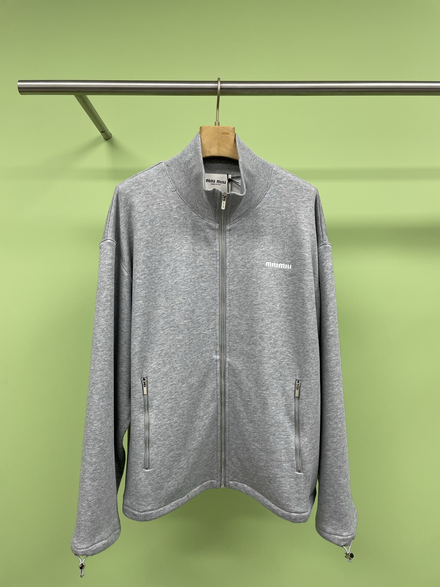 NO:324168,MiuMiu2025 Japanese pop-up store limited sweatshirts are handsome. The choice of spring sweatshirts, in addition to the regular style and hooded ones, there is also this sporty zipper style. In the past two years, the retro American style is full of screens, and there is no pressure to go out for casual commuting. The half-high collar front zipper design can easily be worn to make you look fashionable and casual. The customized zipper head retro engraved brand letters are ancient silver, and the chest embroidery is decorated with iconic letter embroidery, adding  Details, a very easy-to-control semi-zipper sweatshirt, which is easy to wear, and is very casual in the upper body. It is full of sports and casual style and can be used for many occasions. It can be worn casually with various casual pants, sweatpants, jeans, and men wear straight shoulder cuts, which are relatively loose and loose. The clothes are longer to the upper part of the buttocks, and the casual but without dragging makes people look very neat and energetic. Women wear shoulder-drop effects, which are looser and more comfortable. The length of the clothes is basically lower than the buttocks, which is casual and stylish.  SML, miumiu, hoodie, sweatshirts, jeans, hats, alexander wang19860909MiuMiu2025款日本快闪店限定卫衣帅,春天卫衣的选择,除了常规的款式和连帽的还有这种偏运动风的拉链款,这两年真的火出圈,满屏的复古美式风,休闲出街通勤都无压力,半高领正面拉链设计,可轻松穿出时髦随性感,定制的拉链头复古刻印品牌字母古银色,胸前点缀标志性字母刺绣,增加细节感,非常好驾驭的一款半拉链卫衣,怎么穿搭都随意,上身运动休闲风十足,又可以驾驭多种场合,各种休闲裤运动裤牛仔裤随便搭,男士穿正肩剪裁,相对合身一点的松量廓形,衣长到臀中上位置,休闲但无拖沓感显得人很利落精神,女士穿偏落肩效果,更宽松舒适,衣长基本到臀中靠下,休闲有范儿. 码数SML,,miumiu,hoodie,sweatshirts,jeans,hats,alexander wang,Women's clothing