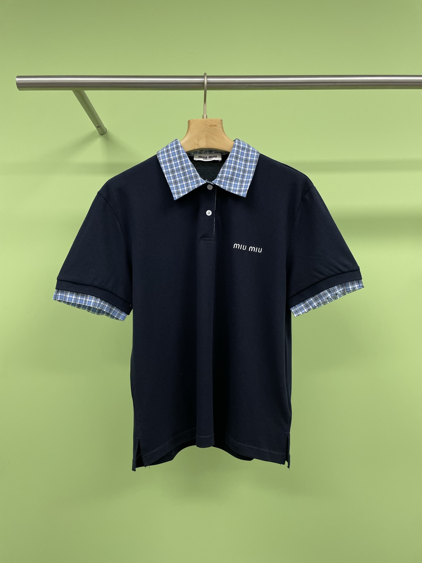 NO:324145,MiuMiu2025 early spring new short-sleeved polo, this polo is made of cotton beaded mesh fabric, refined in the French workshop, presenting a slim fit style, from a classic series, interpreting the essential styles of the wardrobe with a distinct brand style, the shirt collar design shows the temperament, the focus is on the English embroidered letters on the chest, which are so exquisite that it will fill the atmosphere at once. It is paired with jeans or short skirts in daily life, casual and fashionable, and easily cope with various occasions, making it a powerful tool for your wardrobe, simple but not simple, come quickly get. SML, miumiu, skirts, jeans, shirts, T-shirts, alexander wang19860909MiuMiu2025早春新短袖polo,这款polo选用棉质珠地网眼布面料打造,于法兰西工坊精制而成,呈现修身版型,来自经典之作系列,以鲜明品牌风格诠释衣橱必备款式,衬衫领口设计超显气质,重点是胸前的英文刺绣字母,精致到爆,一下就把氛围感拉满,日常搭配牛仔裤或短裙,休闲又时尚,轻松应对各种场合,让它成为你衣橱里的穿搭利器,简约却不简单,速来 get. 码数SML,,miumiu,skirts,jeans,shirts,T-shirt,alexander wang,Women's clothing