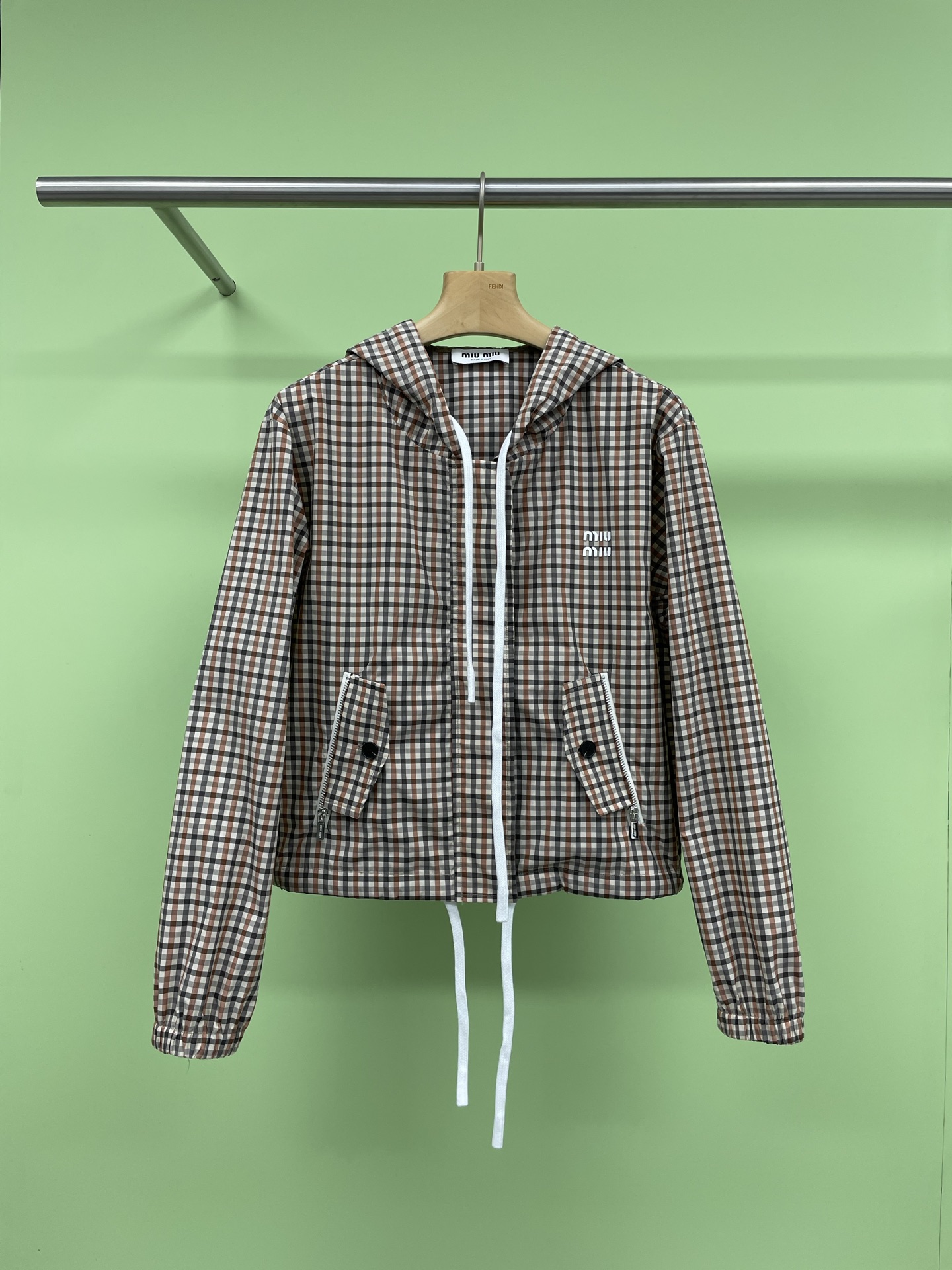 NO:324151,MiuMiu2025 spring loose hooded plaid retro jacket, retro small plaid jacket, a must-have for fashion and versatile, classic small plaid elements are full of retro flavor, allowing you to instantly transform into a fashion expert. The short drawstring design can lengthen the leg lines well and make your figure look taller. Moreover, its style is very versatile. It can be matched with various lower suits such as jeans, short skirts, long skirts, etc. to create different styles. Whether it is daily going out, dates or work, you can easily control it. Wear it, you are the most personalized and charming girl, it is really a jacket worth buying, sisters, hurry up. SML jacket, miumiu, skirts, jeans, jackets & coats, jackets & coats, hats, alexander wang19860909MiuMiu2025春款宽松连帽格子复古夹克外套,复古小格子夹克短外套,时尚百搭必备,经典的小格子元素,充满了复古的味道,让你瞬间变身时尚达人,抽绳短款的设计,能够很好地拉长腿部线条,让你的身材看起来更加高挑,而且它的版型非常百搭,可以搭配牛仔裤、短裙、长裙等各种不同的下装,打造出不同的风格,无论是日常出街、约会还是上班,都能轻松驾驭,穿上它,你就是那个最具个性和魅力的女孩,真的是一款非常值得入手的外套,姐妹们赶紧冲呀. 码数SML 外套,,miumiu,skirts,jeans,jackets & coats,jackets & coats,hats,alexander wang,Women's clothing