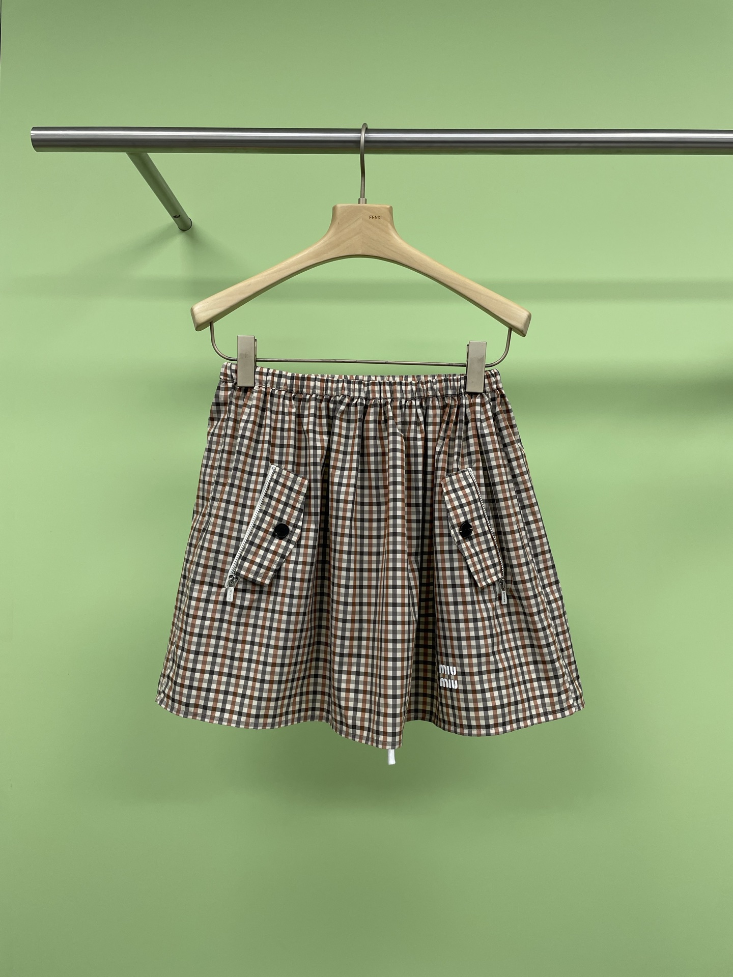 NO:324157,MiuMiu2025 spring loose plaid retro drawstring skirt, retro small plaid fashion and versatile must-have, classic small plaid elements are full of retro flavor, allowing you to instantly transform into a fashion expert. Small people can also wear long legs, making them look slim and fashionable, elastic waist drawstring design, and can also be adjusted according to your waistline. The plaid elements are really retro, and they look playful and cute when paired with the flower bud skirt. SML Skirts, miumiu, skirts, alexander wang19860909MiuMiu2025春款宽松格子复古抽绳半裙,复古小格子时尚百搭必备,经典的小格子元素,充满了复古的味道,让你瞬间变身时尚达人,小个子也能穿出大长腿,显瘦又时髦,松紧腰抽绳设计,还可以根据自己的腰围调节,格子元素真的很有复古感,搭配花苞裙型显得俏皮又非常的可爱. 码数SML 半裙,,miumiu,skirts,alexander wang,Women's clothing