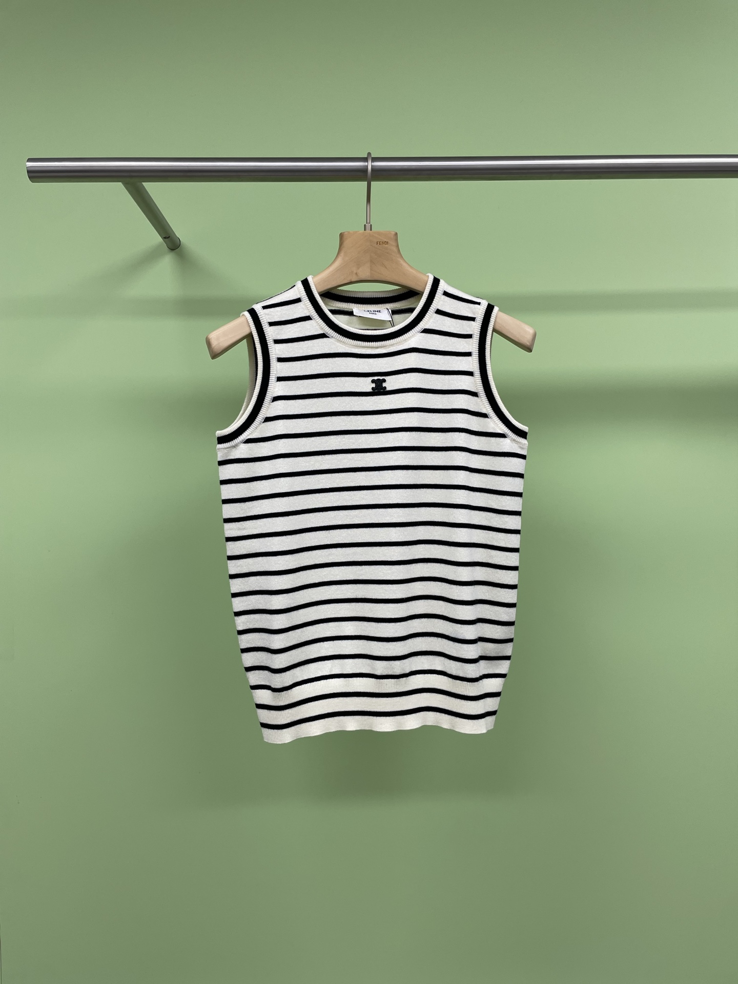 NO:324163,CELINE 2025 spring and summer new striped vest, thin wool navy sleeveless vest is really a must-have item for matching in spring and summer. Whether paired with shorts, jackets, leather jackets or casual black jackets, they all have different flavors. Whoever wears this vest looks good, classic black and white stripes, simple and versatile, with a sense of fashion, knitted fabric is soft and skin-friendly, and it is super comfortable to wear in close body. The slim fit perfectly outlines the body curve. It is very exciting to wear or wear small suits on the outside, and it is easy to create different styles. It is not a loss to buy it, so you can reach a new height. SML, celine, shorts, jackets & coats, jackets & coats, business suit, alexander wang19860909CELINE2025春夏新款条纹背心,细羊毛的海军风无袖背心真的是春夏时节的搭配必备单品哦,无论搭配短裤、冲锋衣外套、皮质夹克还是休闲小黑外套,都有不一样的味道,这款背心谁穿谁好看,经典黑白条纹,简约又百搭,自带时髦感,针织面料柔软亲肤,贴身穿超舒服,修身版型完美勾勒身材曲线,单穿或外搭小西装都很出彩,轻松打造不同风格 入手不亏,让你美出新高度. 码数SML,,celine,shorts,jackets & coats,jackets & coats,business suit,alexander wang,Women's clothing