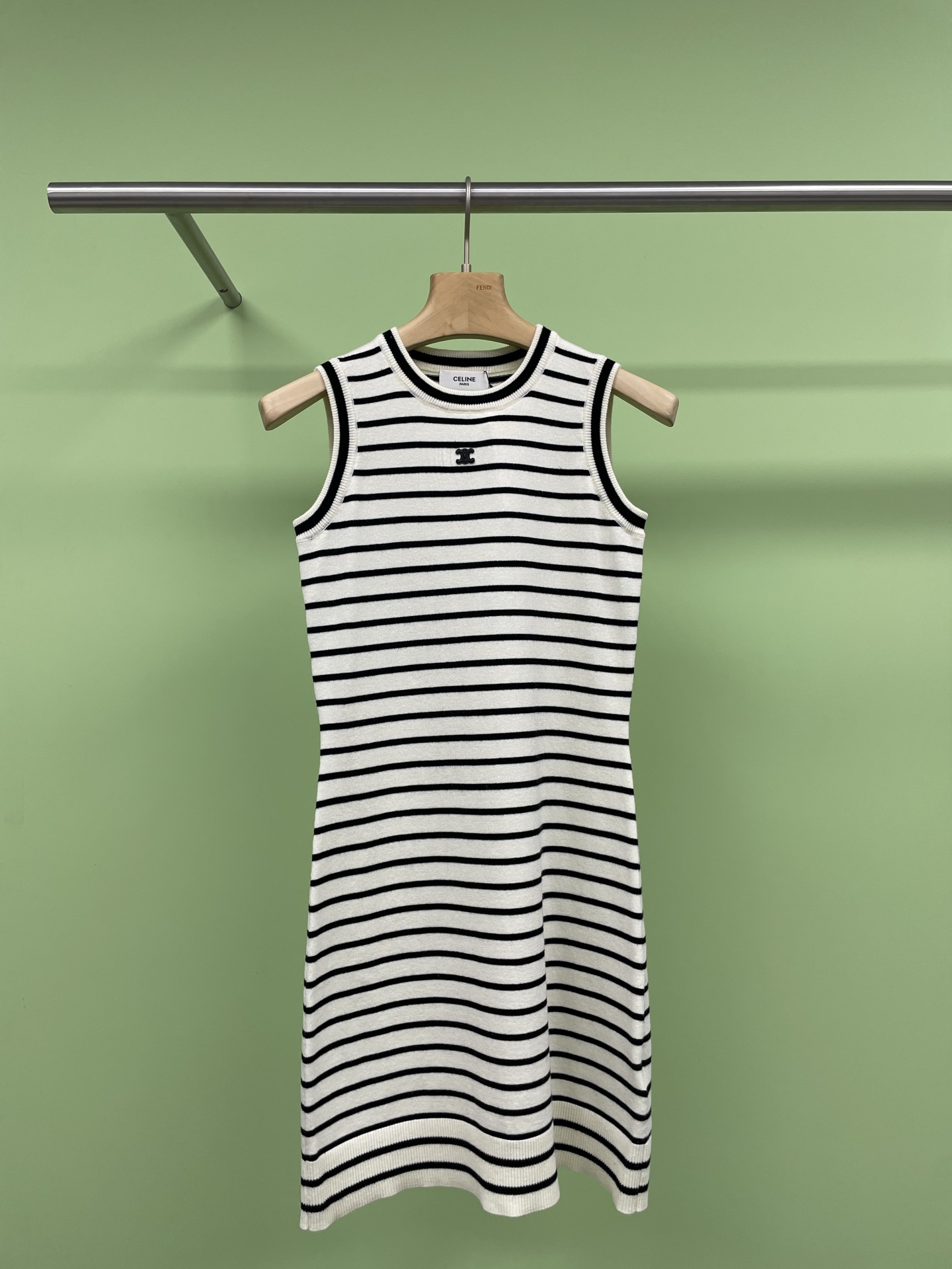 NO:324169,Celine's new spring and summer 2025 striped knitted vest dress, stripes are one of the evergreen elements in the fashion element industry and are extremely plastic, and can easily create a lazy and casual feeling. This style of a vest skirt has its own casual feeling that makes the whole skirt look stylish but not intentional. It can be worn alone and layered, loose style, comfortable and comfortable to wear, and has a strong tolerance for the figure. It has a visual effect of covering the flesh and slimming. The side looks thin, easy to wear but not picky. Combined with the length below the calf, it is effortless to create a casual and lazy atmosphere. The black and white striped style is classic and durable, with a drooping feeling, soft and skin-friendly texture, and is suitable for wearing it. It is smooth and soft, elastic, cool and breathable, comfortable on the upper body without any sense of drag. It is neat and elegant. The skirt is comfortable, natural and elegant. It is sweet and sweet. SML, celine, skirts, alexander wang19860909Celine2025春夏新款条纹针织背心连衣裙,条纹是时尚元素界的长青元素之一且可塑性极强,轻松就能穿出慵懒随意感,这款做了背心裙的款式,自带的休闲感让整条裙子著致却又不刻意,可以单穿可叠穿,宽松版型,穿着舒适自在,对身材的包容性强,视觉上有遮肉显瘦效果,侧面显得人比较单薄,好穿又不挑人,结合到小腿以下的长度,不费力营造出休闲慵懒的氛围感,黑白条纹风格菁典又佰搭耐看,自带垂感,质感柔软亲肤不易起球,适合贴肤穿着稀湿排汗,且光滑柔软,有弹性,凉爽透汽舒适上身不会有拖沓感,利落有气质真个裙型舒适自然优雅气质甜美. 码数SML,,celine,skirts,alexander wang,Women's clothing