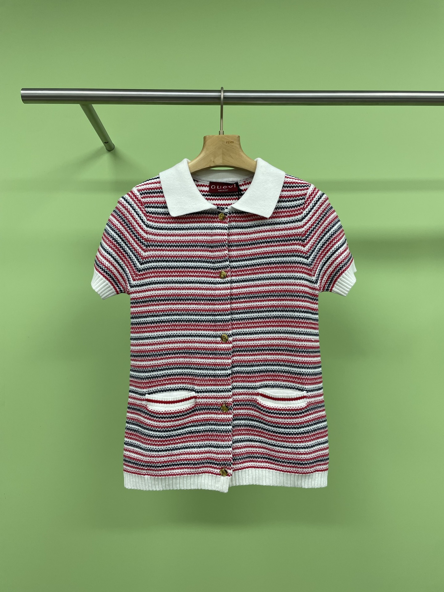NO:324146,Gucci2025 spring style striped jacquard knitted cotton blend Polo shirt, striped control super love big brand knitted polo, age-reducing college style, casual and fashionable, so choose it, autumn sun is just right, it is time to inject new vitality into the wardrobe, fine imitation wool blended high-branch fine cotton fabric, light and soft, with muscles on the upper body, will not be soft and sculptless, incorporate the classic bump elements of the small fragrance style   symmetrical pocket, showing a natural and elegant slack and fashionable feeling, and injecting full vitality into daily outfits. SML, gucci, alexander wang19860909Gucci2025春款条纹提花针织棉质混纺 Polo 衫,条纹控超爱大牌同款针织polo,减龄学院风又休闲时尚不挑人,就选它了,秋日阳光正好,是时候为衣橱注入新的活力了,精仿羊毛混纺高支细棉面料,轻盈细软,上身有筋骨,不会软趴无型,融入了小香风的经典撞边元素 对称口袋,展现出自然优雅的松弛时髦感,为日常穿搭注入满满的元气. 码数SML,,gucci,alexander wang,Women's clothing