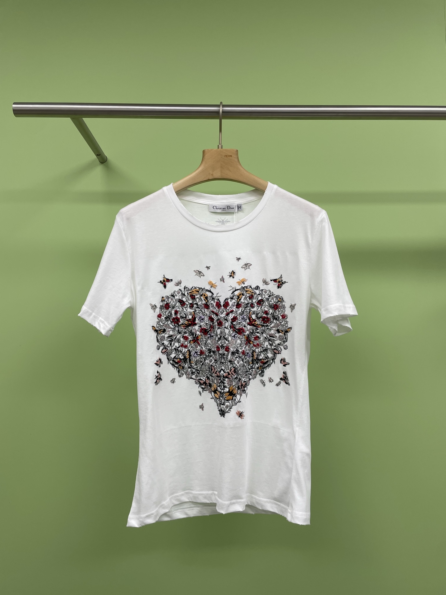 NO:324152,Dior 2025 limited love floral print embroidery T-shirt, heavyweight and elegant floral feel, comfortable and breathable, round neck fitting style, with flower vine elements on the front, embroidered with heavy embroidery, enhance the floral design style with small bees, butterflies and swallow patterns, unified and coordinated fairy style, and the back neck embroidery is decorated with small bees and CD logo prints. The fabric is a soft and glutinous texture, which is super comfortable to wear in close proximity, and it will not be stuffy in summer. When paired with skirts, it is fairy-born. It is sweet and cool with jeans. The embroidery of the bow is super exquisite, and it will not be cheap at all. The details are full of details. It is really good to wear. SML, dior, skirts, jeans, tees, t-shirt, alexander wang19860909Dior2025年限定爱心花卉印花刺绣T恤,重优雅花卉手感轻薄柔软,舒适透气,圆领合身版型,正面以花朵藤蔓元素爱心,点缀重磅刺绣,以小蜜蜂、蝴蝶和燕子图案提升花卉设计格调,仙气风格统一协调,后领口点缀小蜜蜂和CD标志印花,面料是那种软糯糯的质感,贴身穿超舒服,夏天穿也不会闷热,搭配裙子就是仙女本仙,搭配牛仔裤又甜又酷,蝴蝶结的刺绣超级精致,完全不会廉价感,细节满分,真的谁穿谁好看. 码数SML,,dior,skirts,jeans,tees，t-shirt,alexander wang,Women's clothing