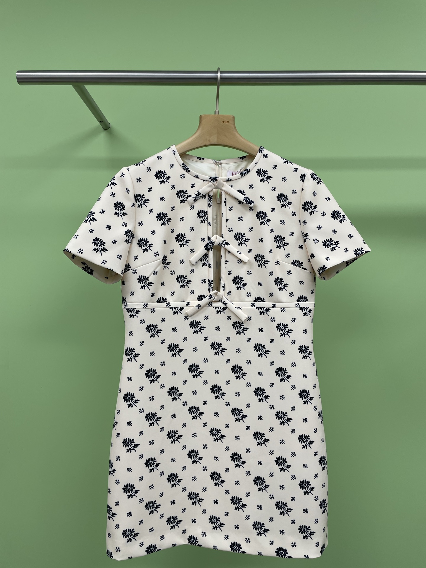 NO:324161,Valentino 2025 Early Spring Printed Bow Short-sleeved Dress, Today I want to share with you a super beautiful summer dress, unique and fashionable, with an amazing upper body effect. The elements of the bow on the chest add a sweet and cuteness, making you instantly reduce your age. The printed patterns are exquisite and unique, full of summer vitality and romance, and highlight the elegant temperament of women. The waist-hugging design is just right, showing your slim waist, and the slimming effect is first-class. The A-line long skirt style can well modify the body proportions and make the leg lines look slender. Whether it is a date, shopping or a party, when wearing it, you are the focus of the crowd. Paired with a pair of high heels, instantly enhance the aura. Paired with white shoes, it can create a youthful and vibrant atmosphere. Sisters, hurry up and buy it.  SML, valentino, valentino, high heels, skirts, T-shirt, alexander wang19860909Valentino华伦天奴2025早春印花蝴蝶结短袖连衣裙,今天我要给大家分享一款超级好看的夏季连衣裙,独特又时尚,上身效果简直绝绝子,胸前蝴蝶结的元素,增添了一份甜美可爱,让你瞬间减龄,满身印花图案精美别致,充满了夏日的活力与浪漫,更是凸显了女性的优雅气质,收腰的设计恰到好处,展现出你的小蛮腰,显瘦效果一流,A 字长裙的版型,能够很好地修饰身材比例,让腿部线条看起来更加修长,无论是约会、逛街还是参加聚会,穿上它,你就是人群中的焦点,搭配一双高跟鞋,瞬间提升气场,搭配小白鞋,又能营造出青春活力的氛围,姐妹们赶紧入手吧. 码数SML,,valentino,valentino,high heels,skirts,T-shirt,alexander wang,Women's clothing