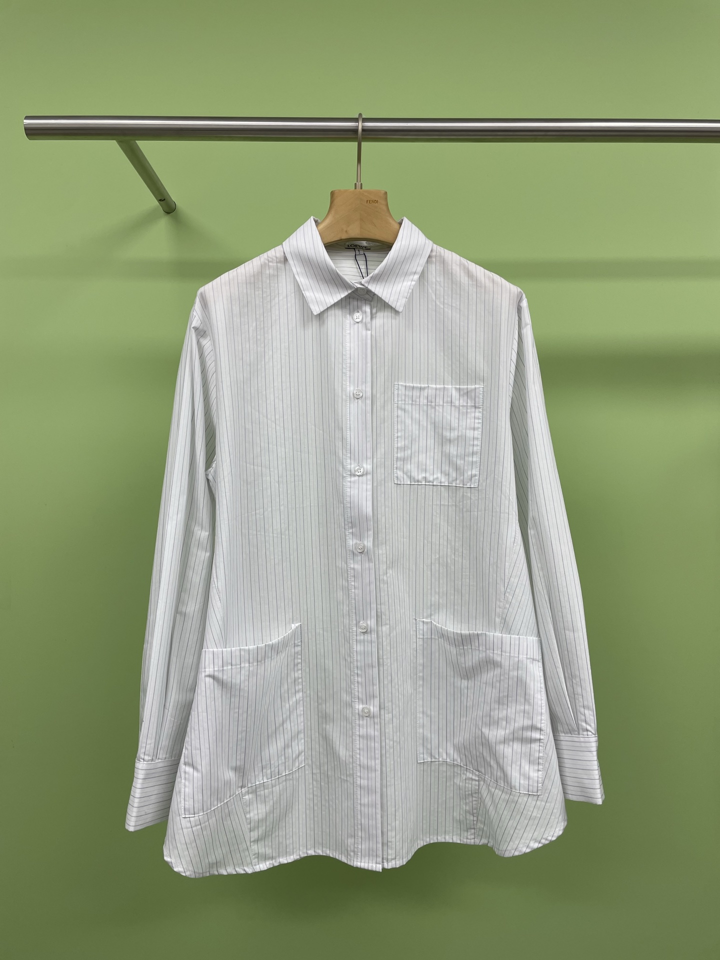 NO:324167,Loewe 2025 spring belt embroidered shirt, who is still worried about how to wear it to have a sense of layering and fashion?  The classic style is simple and elegant, and the upper body looks neat and energetic. The belt tether can be switched at will. You can tie a sweet bow in front of you or tie it on the back to make the skirt look slim. You can match it with a pair of Martin boots to increase the cool feeling. You can also add a coat outside if you are afraid of the cold. I want all the temperament and temperature. The high-end feeling of the shirt dress is really exploded. You can wear one dress with a full design sense. It is beautiful when you wear it. SML, loewe, loewe, boots, skirts, shirts, alexander wang19860909Loewe2025春款腰带刺绣衬衫,是谁还在发愁怎么穿才能既有层次感又不失时尚感？罗意威衬衫裙搭配轻松拿捏慵懒松弛感,经典的版型简约又大气,上身显得整个人利落又精神,腰带系绳可以随意切换造型,可以在面前扎个甜美的蝴蝶结,也可以绑在背面,让裙身呈现出收腰的形态超显瘦,可以搭配一双马丁靴,增加酷感,怕冷的宝子还可以在外面加一件大衣,风度温度我全都要,衬衣裙的高级感真的炸裂了,一衣多穿设计感满满,怎么搭配都很美腻. 码数SML,,loewe,loewe,boots,skirts,shirts,alexander wang,Women's clothing