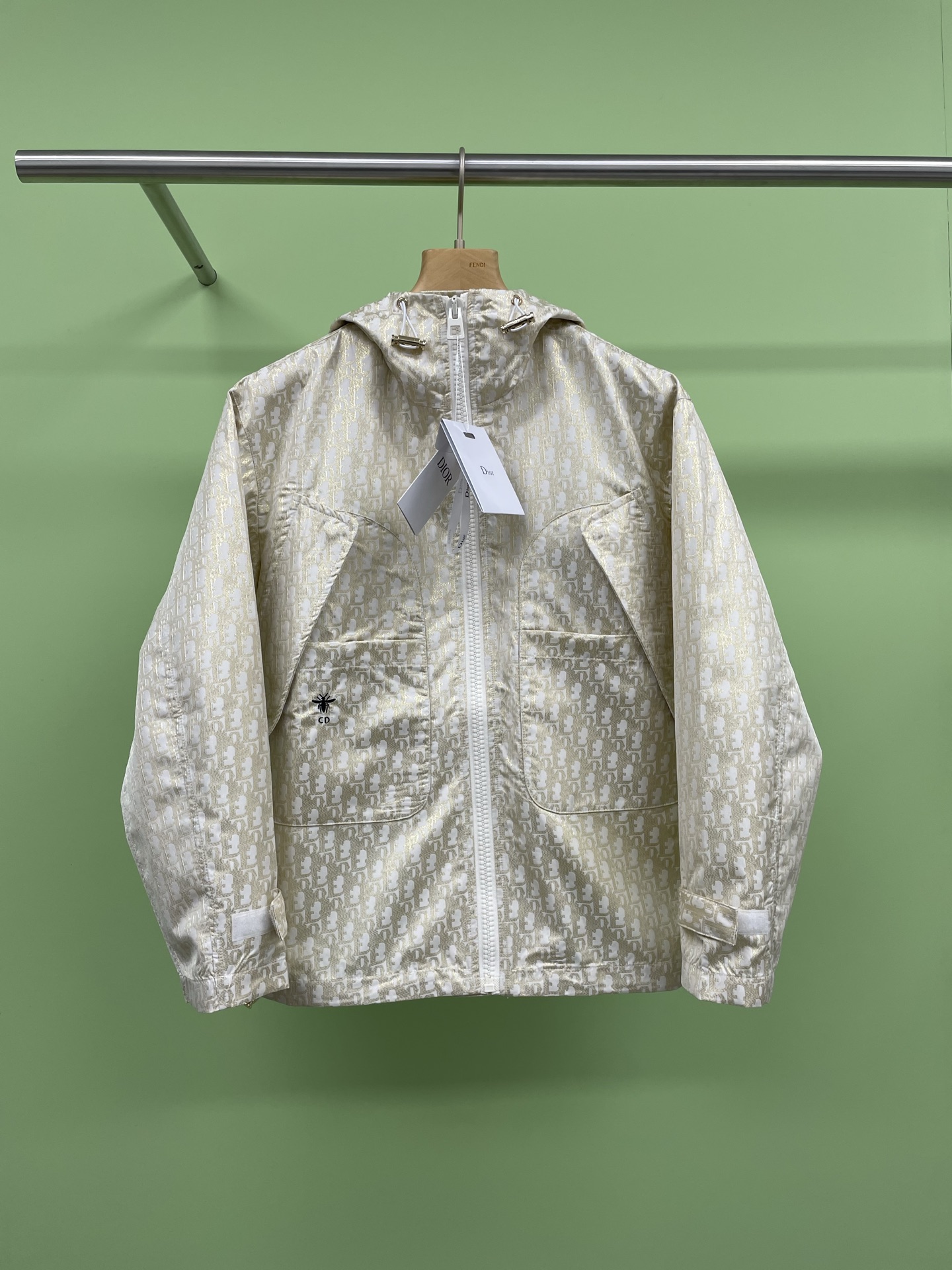 NO:324171,Dior Spring and Summer New Presbyterian logo Little Bee Shock Clothes Jacket Trousers Set, a perfect fusion of luxury and outdoor functions. While maintaining its classic and elegant style, the Dior brand continues to explore the intersection of fashion and practicality. Among them, Dior Presbyterian Shock Clothes is an outstanding masterpiece under this concept. It perfectly combines the iconic presbyterian pattern with the highly functional windbreaker to create a fashionable item that not only highlights luxury style but also meets outdoor needs. The charm of presbyterian flowers comes from the iconic 