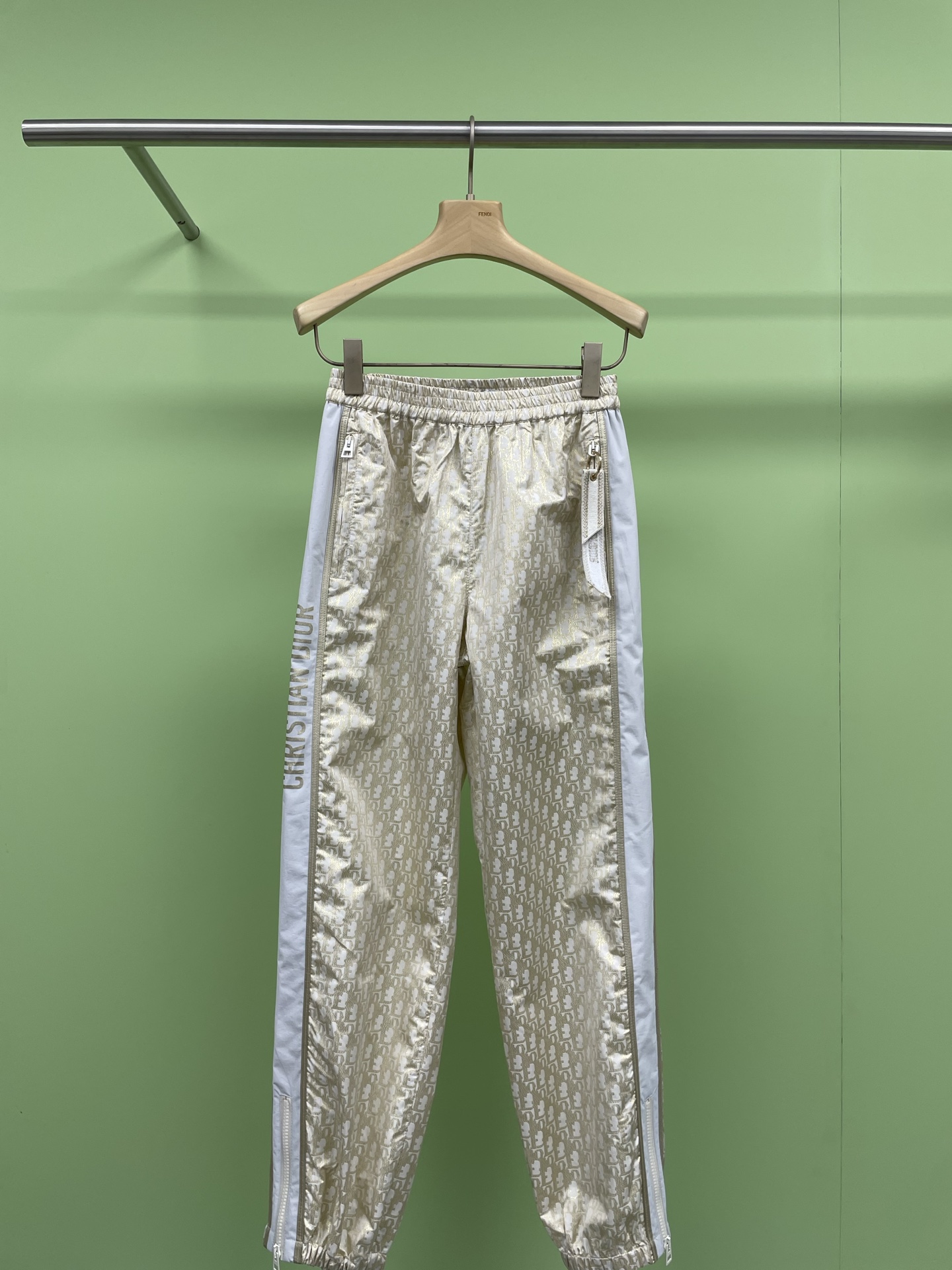 NO:324175,Dior 2025 spring and summer new presbyopia full logo Little Bee Shock Clothes Jacket Trousers Set, a perfect fusion of luxury and outdoor functions. While maintaining its classic and elegant style, the Dior brand continues to explore the intersection of fashion and practicality. Among them, Dior Presbyopia Shock Clothes is an outstanding masterpiece under this concept. It perfectly combines the iconic presbyopia pattern with the highly functional windbreaker to create a fashionable item that not only highlights luxury style but also meets outdoor needs. The charm of presbyopia comes from the iconic 