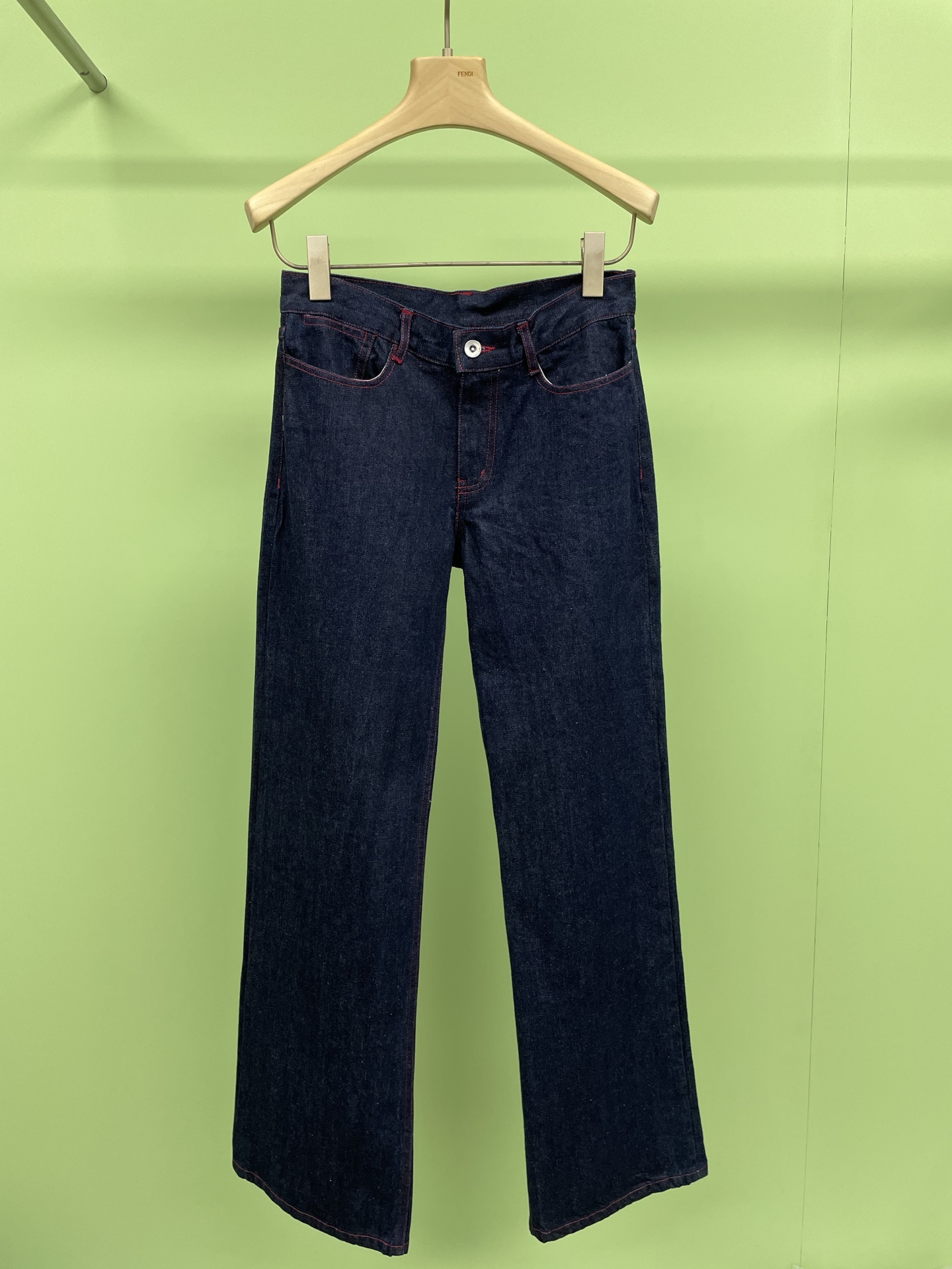 NO:324179,RARELY ALIKE designer brand SS25TEA red stitch straight jeans, pear-shaped body counterattack moment, huge slim pants, classic red red ear craftsmanship, rich retro tone, people who are well versed in denim will deliberately roll up their legs to reveal red ears, casual and beautiful, classic loose silhouette, moderate tension and relaxation of the trousers, the upper body presents a three-dimensional effect, and the tolerance of the leg shape is often high. How can you not love such a good style? The stitching uses red kaust line and the original cow's overall contrast color is very layered. Blue is a large color and can be matched with any color. From a variety of color choices, superior style design, superior quality to personalized details, every aspect reflects the attentiveness and professionalism, allowing you to show your unique charm confidently in every occasion. SML, jeans, alexander  wang19860909RARELY ALIKE 设计师品牌SS25TEA红色缝线直筒牛仔裤,梨形身材的反杀时刻,巨显瘦神裤,经典的红色赤耳工艺,复古腔调浓郁,深谙牛仔的人会故意把裤脚卷起来露出赤耳,随性又好看,经典的宽松廓形,裤筒张弛有度,上身呈现立体的效果,对腿型的包容度灰常高,试问这样的好版型,怎能不爱,缝线采用红色高士线与原牛整体撞色很有层次感,蓝色作为大色系,可以和任何颜色搭配,从多样的色彩选择,优越的版型设计,上乘的品质到个性的细节点缀,每一个方面都体现出用心与专业,让您在每一个场合都能自信满满地展现独特魅力. 码数SML,,jeans,alexander wang,Women's clothing