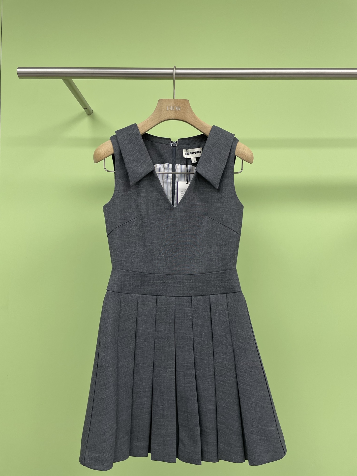 NO:324702,SHUSHUTONG2025 spring clothing new fashionable elegant temperament trendy single-piece lapel pleated dress, small lapel V-neck design fits the neck curve, showing gentle beauty. The pleats at the hem of the skirt add layers of clothing, injecting casual style into the intellect. The distinctive accordion pleats have a flowing drape, retro and modern add a touch of sweetness, and a romantic tone, with a wide shoulder sleeveless design, visually with right-angle shoulders, which reveals the beautiful shoulder lines of girls more perfectly, with a soft and skinny style, and more quality. SML, skirts, alexander wang19860909SHUSHUTONG2025春装新款时尚优雅气质潮流单品翻领百褶连衣裙,小翻领V领设计贴合颈部曲线,展现温婉之美,裙摆处的百褶增添服装层次,为知性注入随性风格,层次分明的风琴褶,有着飘逸的垂坠感,复古又现代增加了一丝甜美感,穿出浪漫的基调,宽肩无袖设计,视觉上自带直角肩,把女生优美的肩部线条展露的更完美,有着柔软中带着骨感的风格,更有品质. 码数SML,,skirts,alexander wang,Women's clothing