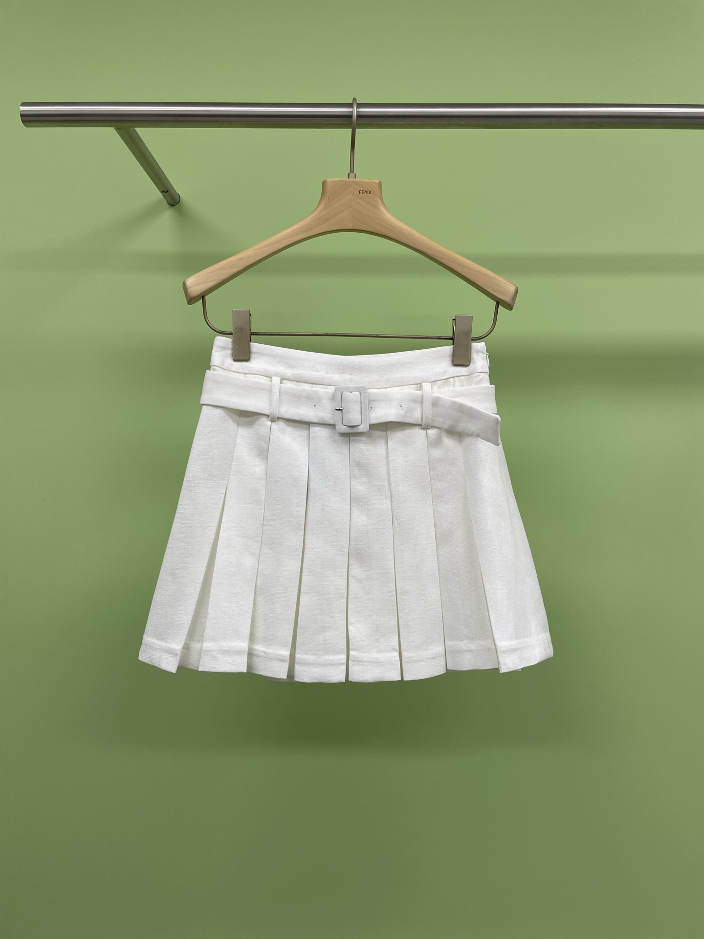 NO:324708,SHUSHUTONG2025 spring clothing new fashionable and versatile trendy single-piece belt A-line short pleated skirt, flexible pleated skirt, just beautiful skirt, highlight your taste and temperament, tall and slim, simple and versatile, soft and comfortable, unique age-reducing style, selected high-quality fabrics, wear-resistant and durable, the style covers flesh and makes it look slim, and it is easy to control gentleness and elegance. The style is exquisite to fine, and the wool is more crisp, the surface texture is full, hangs smooth and skin-friendly, and the thickness is suitable. The inside contains an anti-light lining. The upper body is comfortable and does not stick to the legs. The ribbon ear hanging design is attached to it, and it does not deform when drying. The A-line style, the waist is fit, the hem is wide, and it looks slim and fashionable. The pleated effect increases the layering and has a small playful taste. The upper body becomes a beautiful girl who can be salty or sweet in seconds.  SML, skirts, alexander wang19860909SHUSHUTONG2025春装新款时尚百搭潮流单品腰带款A字短款百褶半裙,灵动百褶裙,恰到其美的裙子,凸显你的品位气质,上身高挑显瘦,简约百搭,柔软舒适,别具匠心的减龄范,精选优质的面料,耐磨耐穿,版型遮肉显瘦,轻松驾驭温柔与优雅,版型有精至精,羊毛穿着更挺括,表面质感满满,垂顺亲肤,厚薄适宜,内里含防走光内衬,上身舒适不粘腿,附丝带挂耳设计,晾晒不变形,A字版型,腰部贴合,下摆开阔,显瘦有时尚,压褶的效果,增加层次感,且有小俏皮的味道,上身秒变可盐可甜的美少女. 码数SML,,skirts,alexander wang,Women's clothing