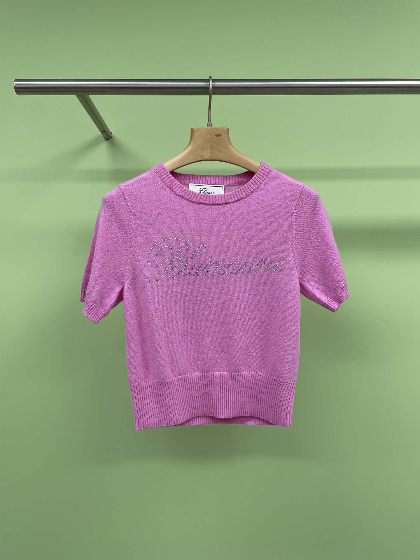 NO:324714,Blumarine2025 Women's Alphabet Iron Diamond Short-Sleeve Knitted Cashmere Sweater, a perfect combination of elegance and shine, a low-key luxury, this gray diamond short-sleeve knitted sweater, based on low-key beige, but it shows luxury in the details. The exquisite diamond embellishment is like the stars in the night sky, adding a shining light to the overall shape. The shining diamond element diamond is a symbol of eternity and a nobility. This sweater cleverly integrates diamonds into the design, not only enhances the overall texture, but also enhances the overall texture.  It adds a unique charm to the wearer. The soft and comfortable cashmere knitted fabric is made of high-quality knitted fabrics, which are soft and comfortable, and are in close-fitting. Whether it is daily outfits or attending important occasions, you can feel unparalleled comfort and freedom. It is versatile and fashionable. It is a simple but not simple design. Whether it is matched with jeans or skirts, it can easily show your elegance and fashion taste. Elegant but not ostentatious, shining but not tacky. It is an indispensable fashion item in your wardrobe. Come and buy it.  SML, Skirts, jeans, T-shirt, alexander wang19860909Blumarine2025女士字母烫钻短袖针织羊绒衫,优雅与闪耀的完美结合,低调中的奢华,这款系灰色带钻短袖针织衫,以低调的米白色为基调,却在细节处尽显奢华,精致的钻石点缀,犹如夜空中的繁星,为整体造型增添了一抹闪耀的光芒,闪耀的钻石元素钻石,是永恒的象征,也是高贵的代表,这款针织衫巧妙地将钻石融入设计中,不仅提升了整体的质感,更为穿着者增添了一份独特的魅力,柔软舒适的羊绒针织面料,选用高品质的针织面料,柔软舒适,贴身穿着无束缚感,无论是日常穿搭还是出席重要场合,都能让你感受到无与伦比的舒适与自在,百搭又时尚,简约而不简单的设计,无论是搭配牛仔裤还是裙子,都能轻松展现出你的优雅与时尚品味,优雅而不张扬,闪耀而不俗气,是你衣橱里不可或缺的时尚单品,快来选购吧. 码数SML,,skirts,jeans,T-shirt,alexander wang,Women's clothing