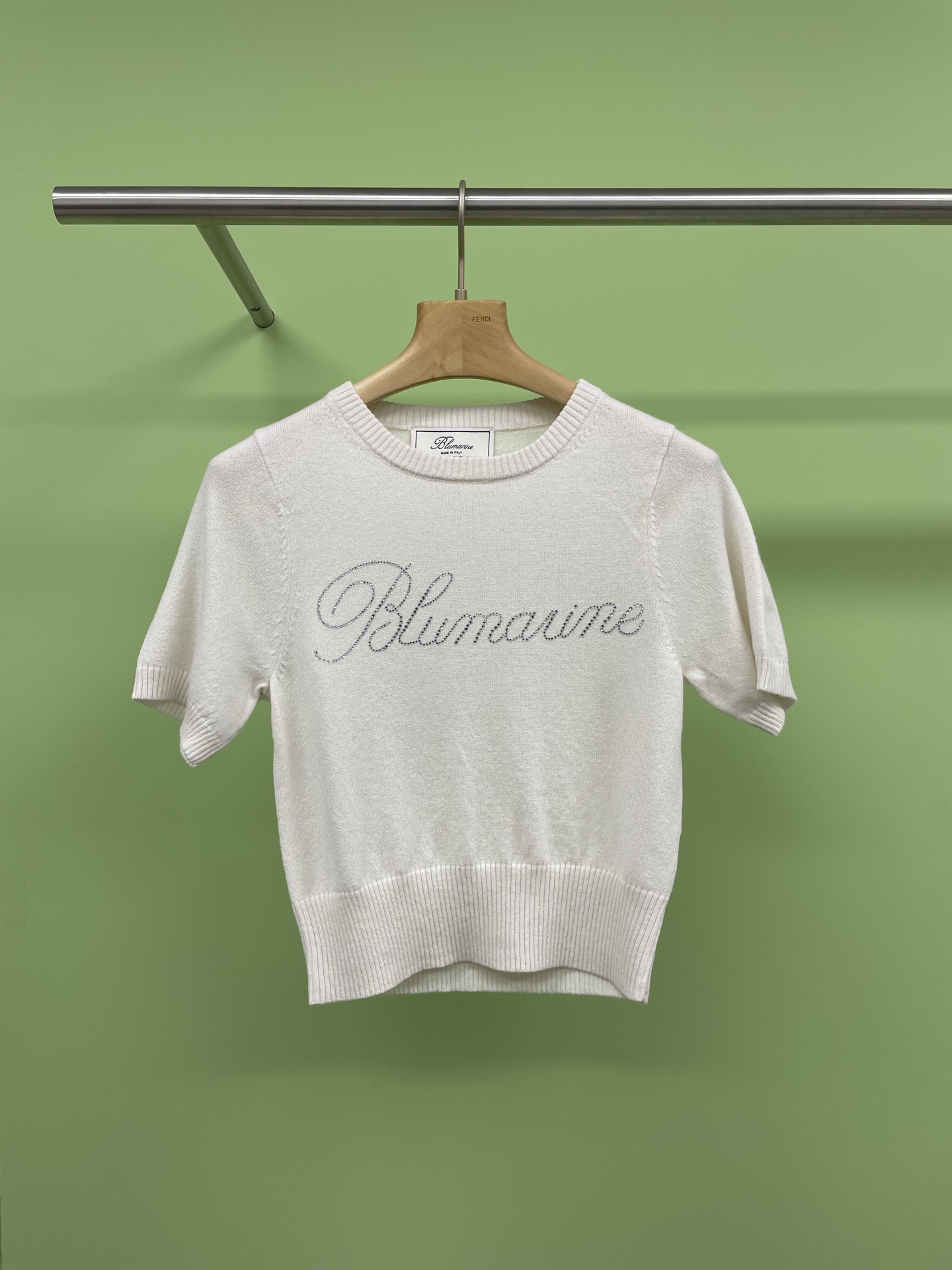 NO:324720,Blumarine2025 Women's Alphabet Iron Diamond Short-Sleeve Knitted Cashmere Sweater, a perfect combination of elegance and shine, a low-key luxury, this gray diamond short-sleeve knitted sweater, based on low-key beige, but it shows luxury in the details. The exquisite diamond embellishment is like the stars in the night sky, adding a shining light to the overall shape. The shining diamond element diamond is a symbol of eternity and a nobility. This sweater cleverly integrates diamonds into the design, not only enhances the overall texture, but also enhances the overall texture.  It adds a unique charm to the wearer. The soft and comfortable cashmere knitted fabric is made of high-quality knitted fabrics, which are soft and comfortable, and are in close-fitting. Whether it is daily outfits or attending important occasions, you can feel unparalleled comfort and freedom. It is versatile and fashionable. It is a simple but not simple design. Whether it is matched with jeans or skirts, it can easily show your elegance and fashion taste. Elegant but not ostentatious, shining but not tacky. It is an indispensable fashion item in your wardrobe. Come and buy it.  SML, Skirts, jeans, T-shirt, alexander wang19860909Blumarine2025女士字母烫钻短袖针织羊绒衫,优雅与闪耀的完美结合,低调中的奢华,这款系灰色带钻短袖针织衫,以低调的米白色为基调,却在细节处尽显奢华,精致的钻石点缀,犹如夜空中的繁星,为整体造型增添了一抹闪耀的光芒,闪耀的钻石元素钻石,是永恒的象征,也是高贵的代表,这款针织衫巧妙地将钻石融入设计中,不仅提升了整体的质感,更为穿着者增添了一份独特的魅力,柔软舒适的羊绒针织面料,选用高品质的针织面料,柔软舒适,贴身穿着无束缚感,无论是日常穿搭还是出席重要场合,都能让你感受到无与伦比的舒适与自在,百搭又时尚,简约而不简单的设计,无论是搭配牛仔裤还是裙子,都能轻松展现出你的优雅与时尚品味,优雅而不张扬,闪耀而不俗气,是你衣橱里不可或缺的时尚单品,快来选购吧. 码数SML,,skirts,jeans,T-shirt,alexander wang,Women's clothing