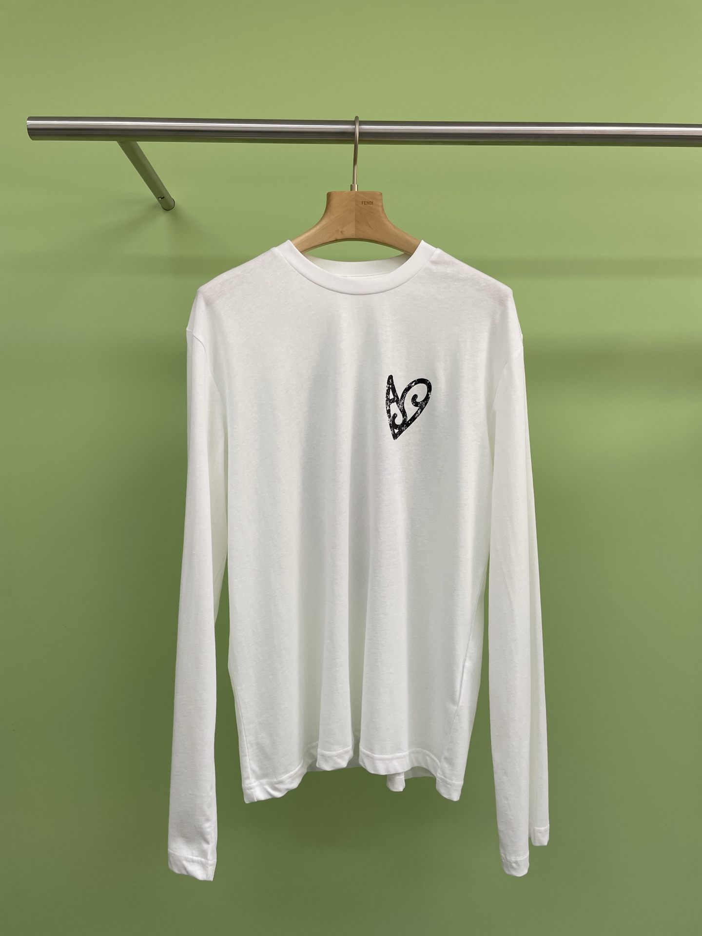 NO:325220,ACNE 2025 new love long-sleeved base shirt, old and new repainted the love pattern of imitation inkjet, the clothes are snowflake linen cotton fabric and flocking printing, which is very suitable for couples or sisters to wear a long-sleeved T-shirt. The Nordic cool elegance classic adds fashionable elements, gentle cotton materials, breathable and skin-friendly, precision ribbed neckline, and the front and back are decorated with spray painted on the front and back of the basic tones. The 