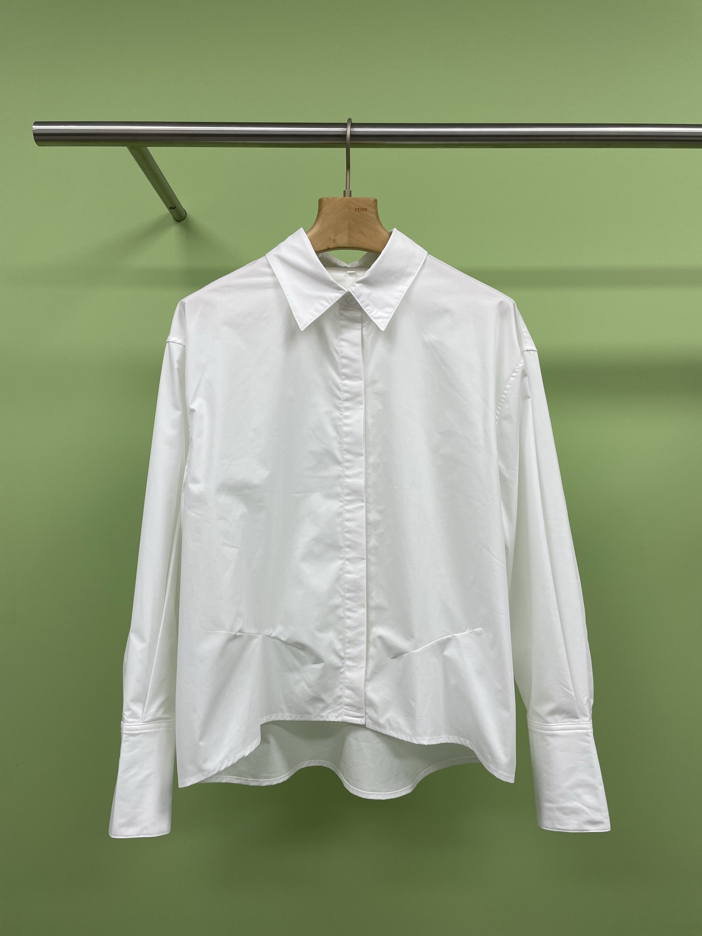 NO:325233,RARELY ALIKE  Designer brand SS25 various ways to wear shoulder-shaped shirts, which are casual and comfortable, and are beautiful. The fabric is wide and not easy to wrinkle. The two-wear design is equipped with buttons at the waist, which can be adjusted freely. It is compatible with shoulder-shaped styles of different figures. It is very playable and unlocks a variety of ways of wearing. It mainly focuses on a casual, comfortable, refreshing and relaxing feeling. Whether it is daily commuting, partying, traveling and vacationing... Any item will make you become a queen-level, with a sense of luxury and full of fashion. It is fashionable and  It is eye-catching. Its design is really wonderful. It just shows a little sexy and the pure desire atmosphere is hard to grasp. The two styles of wearing are even more amazing, saving the trouble of matching. One piece can make the layering fashionable and the matching is also very worry-free. Wear a short skirt in the same series, black and white, classic and atmospheric, commuting in the workplace, simple and capable, with a 2.8-meter-high aura. Sisters who are still struggling with what to wear in early spring, close their eyes and rush to this shirt, easily unlocking the high-end outfit, becoming the most beautiful boy on the streets of spring.  SML, skirts, shirts, alexander wang19860909RARELY ALIKE 设计师品牌SS25多种穿法落肩廓形衬衫,随性舒适就很美,面料挺阔不易皱,两穿设计,腰部设有扣袢,可自由调节廓形,兼容不同身形的落肩版型,可玩性很高解锁多种穿搭方式,主打一个随性、舒适、清爽、松弛感十足,不管是日常通勤、聚会party、旅行度假…任何一件单品都让你变成女王级别,高级感直接拉满,时髦又吸睛,它的设计真的太妙了,恰到好处地展现出小性感,纯欲氛围狠狠拿捏,两种穿法的设计更是神来之笔,省去搭配烦恼,一件搞定叠穿时髦感,搭配也超省心,下身搭一条同系列短裙,黑白配经典又大气,职场通勤穿,简约干练,气场两米八,早春还在纠结穿啥的姐妹,闭眼冲这件衬衣,轻松解锁高级感穿搭,成为春日街头最靓的仔. 码数SML,,skirts,shirts,alexander wang,Women's clothing