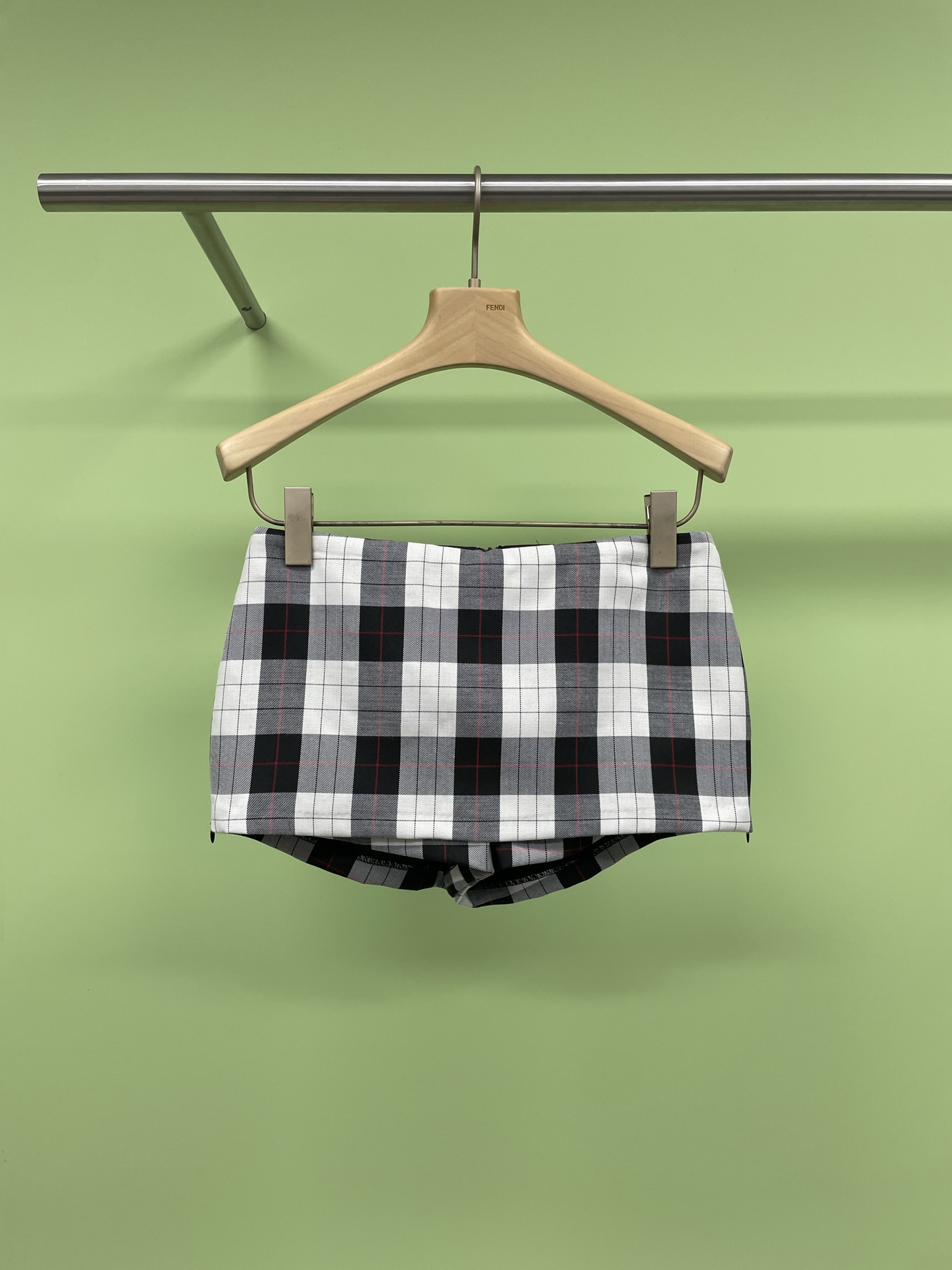 NO:325239,RARELY ALIKE designer brand SS25 side zipper two mini skirt pants, which are skirts and shorts. The double-layer skirt pants are self-sliding and full, and they are not worried about walking with big movements. The slit side lengthens the legs, which make the appearance look taller and slim and long. The exposed trouser edges are very layered, with super high appearance matching, high-density fine plaid fabric comfortable and versatile, very design sense, lazy style, easily showing a vibrant and playful atmosphere, comfortable and versatile, and all kinds of layering are sensational. SML, skirts, shorts, alexander wang19860909RARELY ALIKE设计师品牌SS25侧拉链两穿mini裙裤,是裙子也是短裤,双层裙设裤计自安带全感,大动作也担不心走,光侧边开叉拉长腿比,例显高显显瘦腿长,纯欲又撩人人,露出来的裤边很有层次感,超高颜值搭配,高密细格纹面料舒适百搭,很有设计感,慵懒风十足,轻松展现出活力俏皮的气息,实穿舒适百搭,各种叠穿都嘎嘎好看. 码数SML,,skirts,shorts,alexander wang,Women's clothing