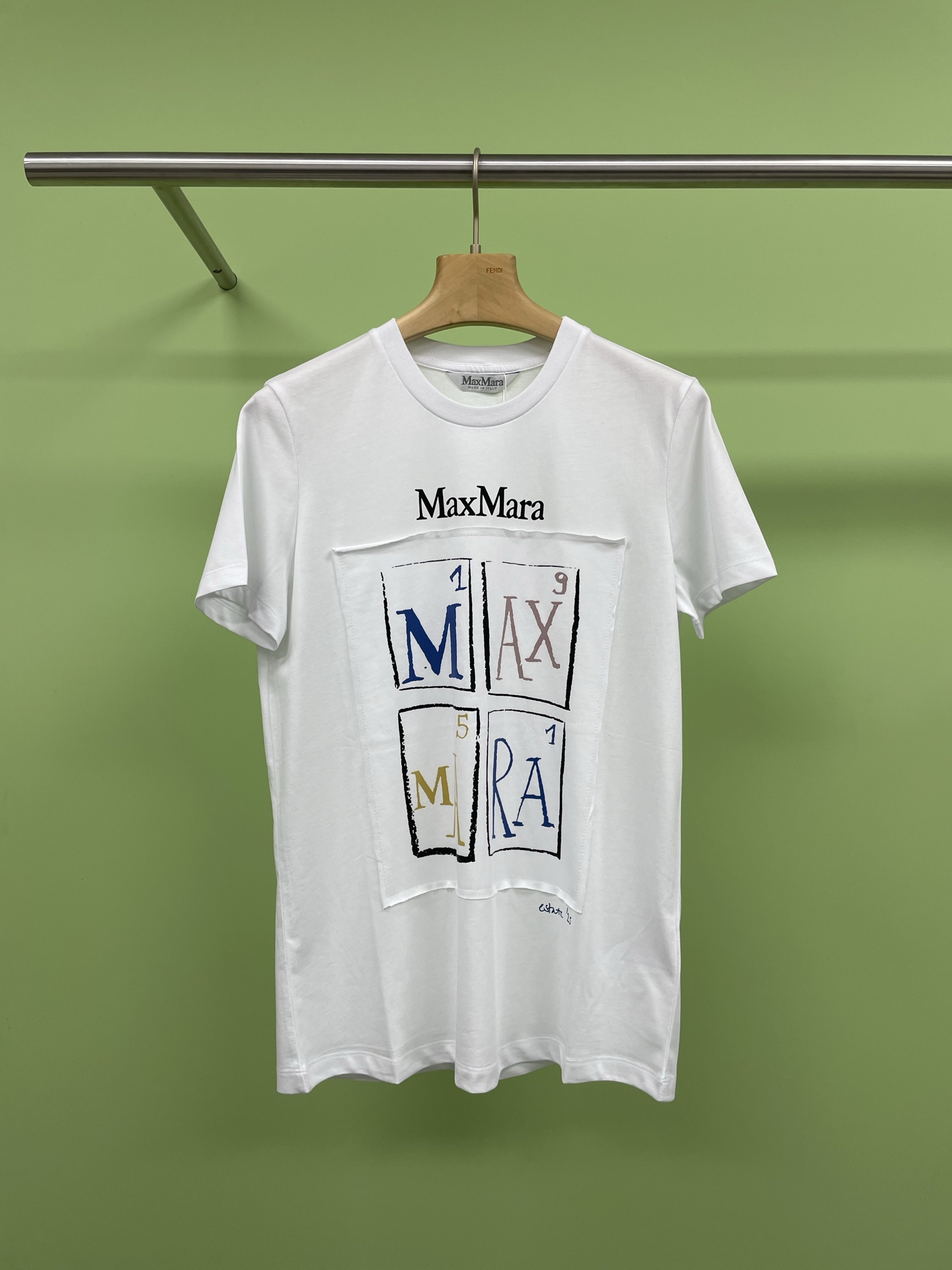 NO:325245,Maxmara 2025 spring and summer letter printing T-shirt, letters are so cool, letter typeset printed short-sleeved T-shirt, reject internal friction, find style breakthrough, let ordinary basic clear water T instantly turn the trend, satisfy the new generation of dizziness and tricky aesthetics, patterned letter printing makes the whole Tee full of rhythm and design, it looks good when matched, the upper body is moderate, it can well modify the body shape, with a relaxed and lazy feeling, full of tone, pure cotton fabric is healthy and comfortable, and the grinding feel is a good choice for inner wear, so you should wear T-shirt like this, letter ice cream color matching, dopamine girl outfit. SML, T-shirt,tees, t-shirt,alexander wang19860909Maxmara2025春夏字母印花T恤,字母这么酷不要命啦,字母排版印花短袖T恤,拒绝穿搭内耗寻找风格突破,让普通基础清水T瞬间逆风翻盘,满足新一代时晕精刁钻审美,图案字母印花使得整件Tee充满律动和设计感,搭配起来有看头不乏味,上身余量大小适中,能够很好的修饰身形,带有轻松的慵懒感调性十足,纯棉面料健康又舒适,磨毛手感作为内搭都是不错的选择,穿T恤就该这么穿,字母冰淇淋配色,多巴胺女孩穿搭. 码数SML,,T-shirt,tees，t-shirt,alexander wang,Women's clothing