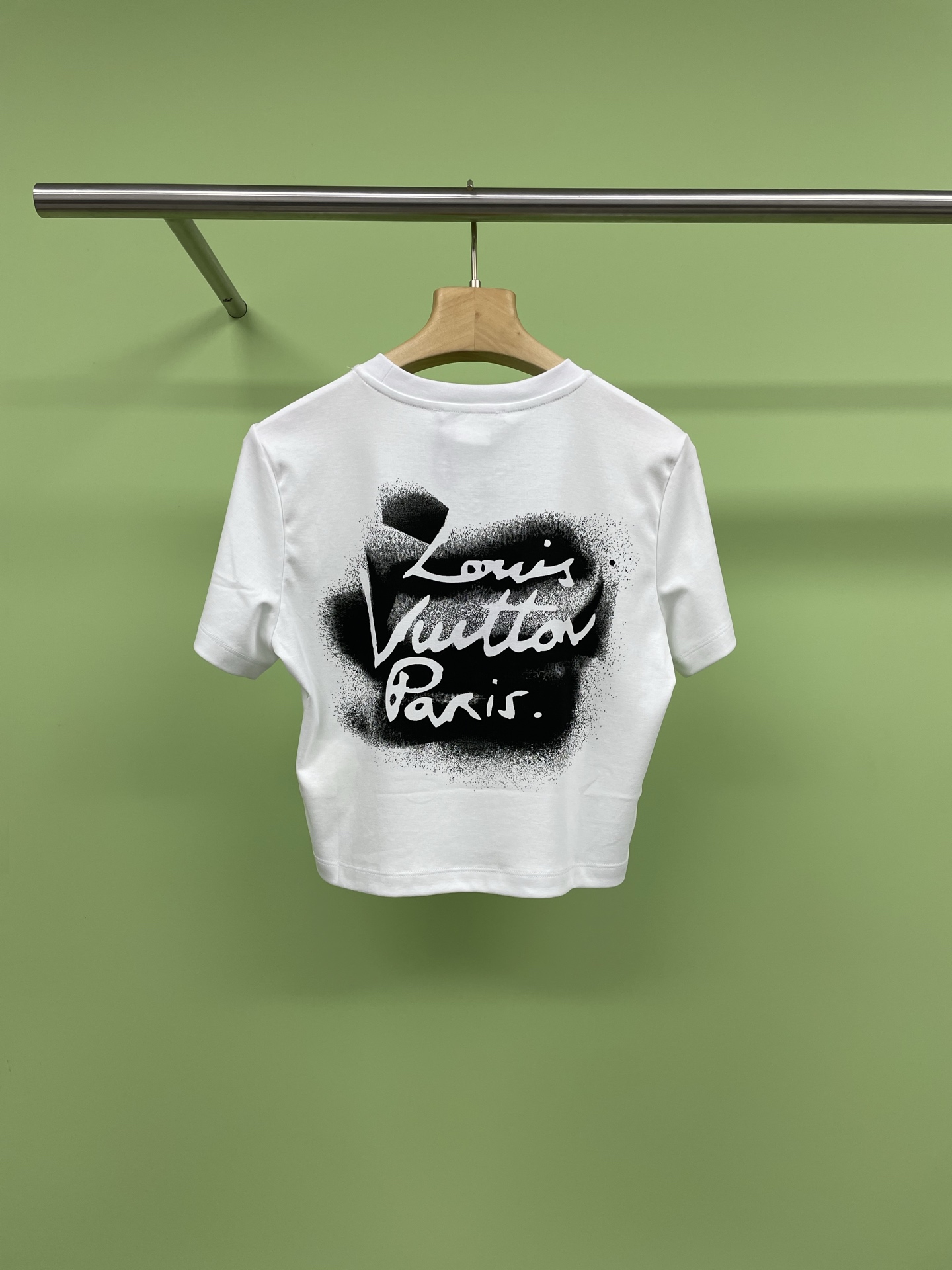 NO:325222,LV new chain classic logo short sleeves, really easy to wear, I really have to recommend this model to you, the fabric is really comfortable and smooth, and it also has a cool feeling. The short style is also great, the upper body is a paper person, retro and sweet, the scale is just right, the right elegance, soft and soft pure cotton fabric, you don't want to take it off after wearing it, the neckline heavy industry chain design, rich styling layering, reject monotony, the overall shape is simple and smooth, the classic round neck makes the face look small, the slightly loose style, the upper body has a sense of space, does not touch the body, and the wall cracks are recommended. SML,,louis vuitton, T-shirt, alexander wang19860909LV新款链条经典Logo短袖,真的很好穿,这个款我真的必须安利给你们,面料真的好舒服很爽滑,还自带冰冰凉凉的感觉,短款版型也好棒,上身就是纸片人,又复古又甜美,尺度把握的刚刚好,恰到好处的优雅,柔柔软软的纯棉面料,穿上了就不想脱下来,领口重工链条设计,丰富造型层次感,拒绝单调,整体的造型简约流畅,经典的圆领很显脸小 ,微宽松的版型,上身留有空间感,不沾身潮流,墙裂推荐入手. 码数SML,,louis vuitton,T-shirt,alexander wang,Women's clothing