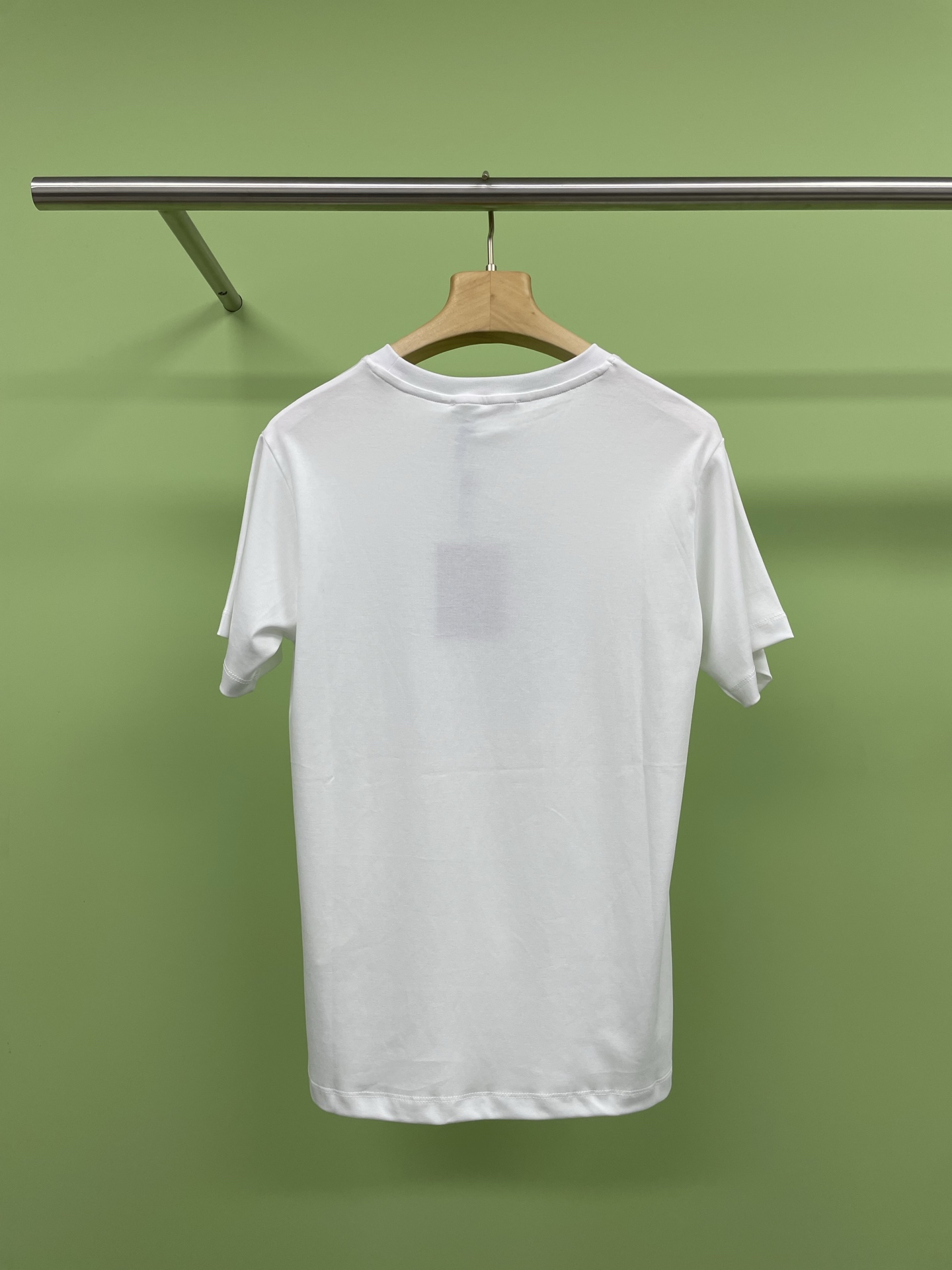 NO:325228,LV2025 spring letter graffiti print short sleeves, punk-spirited printed short sleeves, super breathable and soft fabric, eye-catching graffiti print logo letter design, the overall look cool and futuristic, can also be easily matched with various clothes, daily wear is effortless, can accommodate various figures, environmentally friendly dyeing, full of vitality and never picky people, three-dimensional style continues the classic and casual fashion sense, classic and easy-to-wear fashionable items, quality control must-enter series. SML,,louis vuitton, T-shirt, alexander wang19860909LV2025春款字母涂鸦印花短袖,富有朋克精神的印花短袖,超级透气柔软的面料,吸睛的涂鸦印花logo字母设计,整体看起来酷酷的,未来感十足,也能够轻松搭配各种衣服,日常穿搭毫不费力,能够容纳各种身材,环保染色,活力满满的从不挑人,立体版型延续经典随意时髦感,经典好穿的时髦单品,品质控必入系列. 码数SML,,louis vuitton,T-shirt,alexander wang,Women's clothing