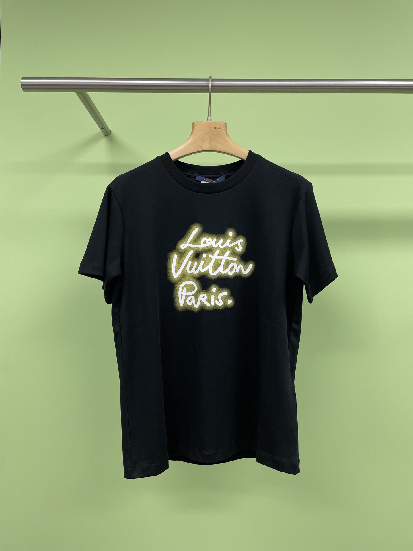 NO:325234,LV2025 spring letter graffiti print short sleeves, punk-spirited printed short sleeves, super breathable and soft fabric, eye-catching graffiti print logo letter design, the overall look cool and futuristic, can also be easily matched with various clothes, daily wear is effortless, can accommodate various figures, environmentally friendly dyeing, full of vitality and never picky people, three-dimensional style continues the classic and casual fashion sense, classic and easy-to-wear fashionable items, quality control must-enter series. SML,,louis vuitton, T-shirt, alexander wang19860909LV2025春款字母涂鸦印花短袖,富有朋克精神的印花短袖,超级透气柔软的面料,吸睛的涂鸦印花logo字母设计,整体看起来酷酷的,未来感十足,也能够轻松搭配各种衣服,日常穿搭毫不费力,能够容纳各种身材,环保染色,活力满满的从不挑人,立体版型延续经典随意时髦感,经典好穿的时髦单品,品质控必入系列. 码数SML,,louis vuitton,T-shirt,alexander wang,Women's clothing