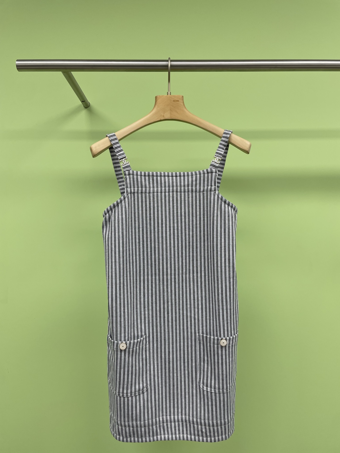 NO:325240,Chanel 2025 new early spring black and white striped sleeveless suspender dress, absolutely, this striped skirt is welded directly on me, family members must try this, square collar design grasps the coolness, the sleeveless style is super suitable for summer, refreshing and cool, vertical striped splicing super figure, smooth lines at the waist, visually losing ten pounds, every step you take is like dancing, full of elegant atmosphere, salty, sweet and commuting, adapted to many scenes, super practicality, without worrying about matching when going out, you can wear it casually, it will be very brilliant, don't wait, you won't lose money when you buy it, it depends on it to reach a new height. Code SML, chanel, chanel, skirts, alexander wang19860909Chanel香奈儿2025新款早春黑白条纹无袖吊带连衣裙,绝绝子,这条条纹裙直接焊在我身上,家人们一定要试试这条,方领设计把清冷感狠狠拿捏,无袖款式超适合夏天,清爽又凉快,竖条纹拼接超显身材,腰身处线条流畅,视觉上直接瘦十斤,迈开的每一步都像在跳舞,优雅氛围感拉满,可盐可甜可通勤,适配超多场景,实用性超强,有了它出街完全不用愁搭配,随便一穿就很出彩,别等了,入手不亏,美出新高度就靠它. 码数SML,,chanel,chanel,skirts,alexander wang,Women's clothing