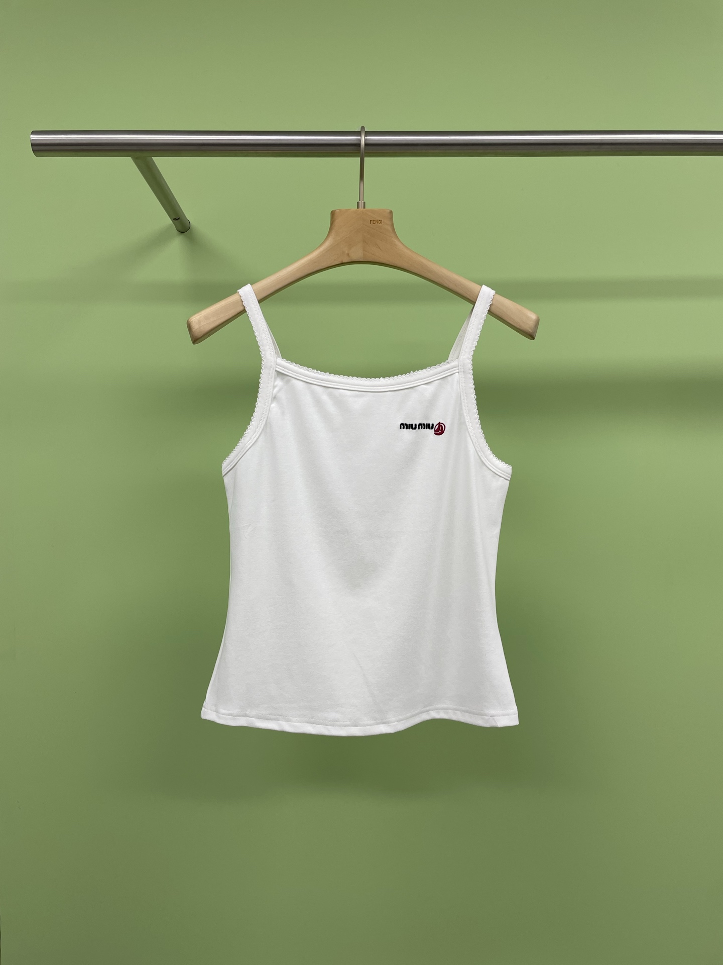 NO:325246,MiuMiu2025 spring and summer embroidered suspender vest, the hot summer, how can you miss a sexy and comfortable suspender vest?  Today I recommend this embroidered letter vest to you. First of all, it has many selling points. The unique embroidery design makes simple letters vivid and gives people a delicate feeling. Not only that, the fabric of this vest is soft and comfortable, and has excellent skin-friendliness. When worn, it seems to have a layer of gentle protection. Its scope of application is also very wide. Whether it is urban workers, female college students, or urban youth, you can easily control it. The white suspender red logo embroidery outfit looks enthusiastic and unrestrained. The vest is cool and breathable in summer, so that you can keep it refreshing in the hot summer. It is better to act than to move. Come quickly. SML, miumiu, alexander wang19860909MiuMiu2025春夏款刺绣吊带背心,夏日炎炎,怎能少了一件既性感又舒适的吊带背心呢？今天给大家安利这款刺绣字母背心,首先,它的卖点可多了,独特的刺绣设计,让简单的字母变得生动起来,给人一种精致的感觉,不仅如此,这款背心的面料柔软舒适,亲肤性极佳,穿上它,仿佛拥有了一层温柔的保护,它的适用范围也很广,无论是都市打工人、女大学生,还是城镇青年,都能轻松驾驭,白的吊带红色logo刺绣穿搭看起来热情奔放,背心夏天外穿更是清凉透气,让你在炎热的夏日中也能保持一份清爽,心动不如行动,赶紧来一件吧. 码数SML,,miumiu,alexander wang,Women's clothing