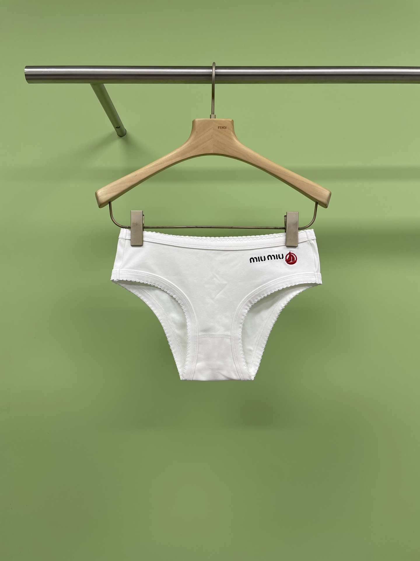 NO:325223,MiuMiu elastic jersey briefs, with high elastic letter elastic waist, without restraint, the trousers are made of 7A pure, unprinted and dyed Xinjiang long velvet cotton jersey design, soft and delicate texture, breathable and antibacterial, no pilling or fading, full cotton double bottom crotch, moisture absorption and breathability, non-stick, care for healthy skin, zero-sensory labels will not scratch the skin, the briefs look good, combining youthful vitality and fashionable health, and are very suitable for young girls and young girls. Size SML,,miumiu,alexander wang19860909MiuMiu弹力平纹针织三角裤,采用高弹力字母松紧带腰边,穿着无束缚感,裤身采用7A级纯净没有印染的新疆长绒棉平纹针织设计,质感柔软细腻,,透气抑菌,不起球不掉色,全棉双层底裆,吸湿透气,不闷不粘,呵护肌肤健康,零感标签不会刮蹭皮肤,三角裤版型好看,集青春活力与时尚健康一体,非常适合少女青年MM的一款内裤. 码数SML,,miumiu,alexander wang,Women's clothing