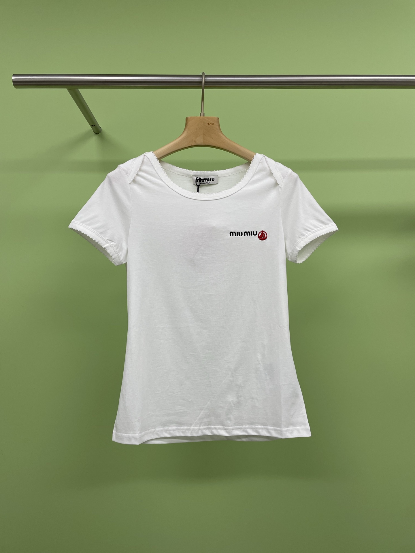 NO:325229,MiuMiu2025 spring and summer lace design short-sleeved T-shirt is very fashionable, the classic slim fit style has a certain amount of looseness, and the upper body is comfortable and casual. It is made of Xinjiang cotton with good quality, which is crisp and stylish, and will not be soft. The skin feels gentle and delicate. Really good pure cotton is also very textured. Usually layered as an inner layer, just reveals the letter part, which is the finishing touch and temperament. The fabric uses 210g combed cotton. It needs to be combed and sieved many times during the production process, leaving only better fibers, so the quality will be better and more delicate and soft. Because the fiber quality of combed cotton has better fibers, its void ratio is greater, its water absorption is stronger, and its breathability will be better. It will be more difficult to deform and not easy to pill. There is no need to spend more time matching. Any pair of light-colored jeans can make the feeling of being rich and relaxed, casual and high-end.  SML, miumiu, jeans, T-shirt, tees, t-shirt, alexander wang19860909MiuMiu2025春夏款花边设计短袖T恤,时髦感很强,经典修身版型有一定松量,上身舒适随性,选用品质很好的新疆棉,挺括有型,不会软榻,肤感是温和细腻的,真正好的纯棉也是很有质感的,平时叠穿作为内搭刚好露出字母部分,点睛又气质,面料采用210g精梳棉,生产的过程中需要经过多次的梳理和过筛,只留下了比较好的纤维,因此质量会更好,更加的细腻柔软,由于精梳棉的纤维质量更好,其空隙率也更大,吸水性也会更强,透气性也会更好,在日常洗涤过程中也会更加不易变形,不易起球,都不需要多花心思搭配,随便一条浅色牛仔裤,就能穿出有钱又松弛的感觉,随性又很高级. 码数SML,,miumiu,jeans,T-shirt,tees，t-shirt,alexander wang,Women's clothing