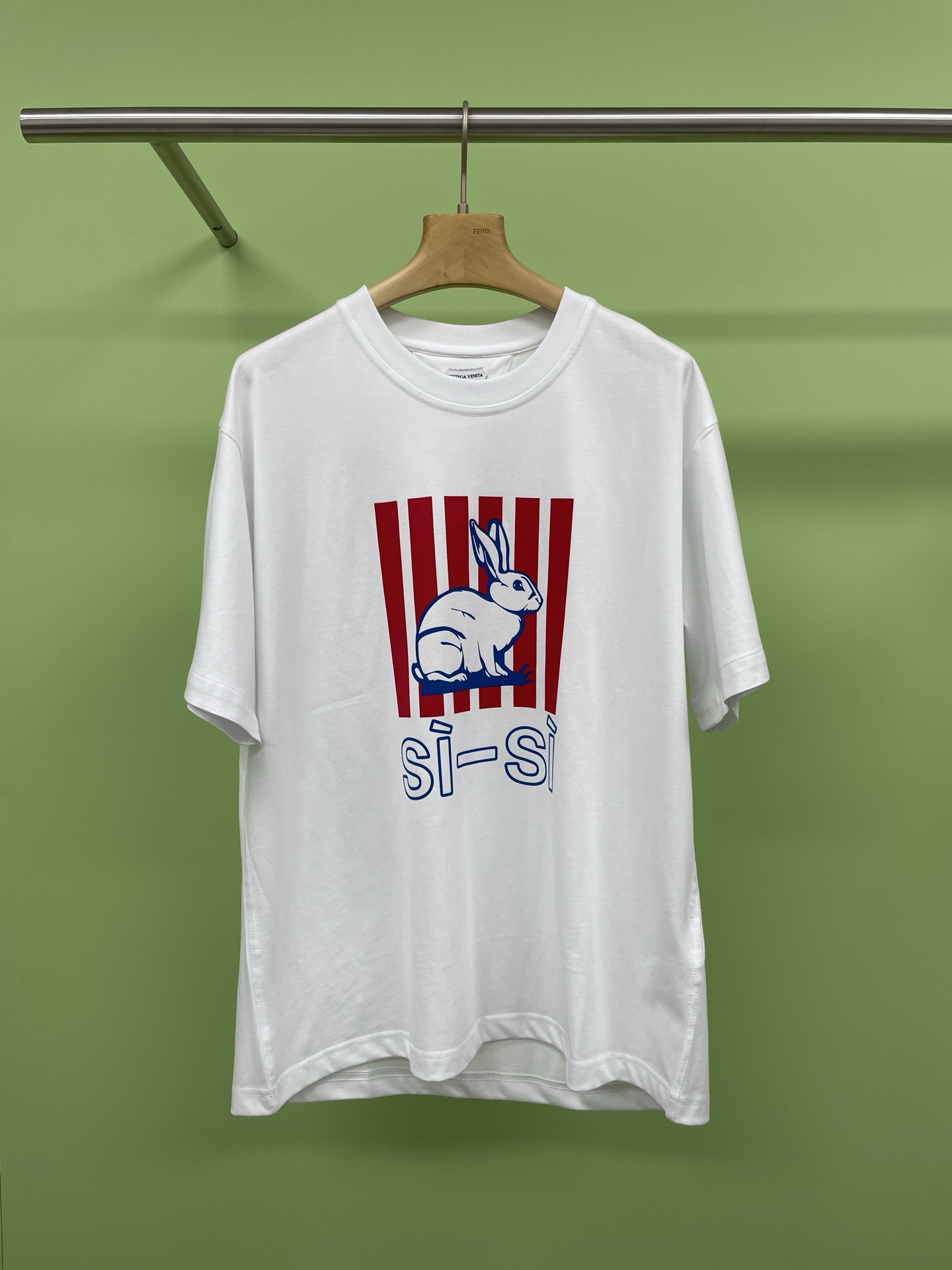 NO:326235,BV Baodie Home's new rabbit print short sleeves are here, fairy tale little rabbit print, retro and fashionable, not too childish, daily matching is cute, childlike and energetic casual tee, casually matched with shorts, refreshing and handsome teenager feeling, and then paired with a baseball cap. This set is my favorite summer outfit. The cotton material is smoother to the touch and skin-friendly, and the inner touch is dryer, breathable, not sticky, not sticky, and not easy to wear and wash  The deformation makes ordinary T-shirts look less dull and full of vitality. There will be no mistakes in various outfits. The white is refreshing and clean, which is a classic color, low-key and elegant, with a high practical wear rate. The round neck loose straight cut and tailoring is very tolerant to most figures. The clothes are long to the middle and bottom of the buttocks. They are the more daily tee type, which is very practical. The vivid and cute rabbit pattern on the chest is tender and interesting, and the heart feels younger.  Code number XSSML, bottega veneta, bottega veneta, shorts, T-shirt, tees, t-shirt, hats, alexander wang19860909BV葆蝶家新品兔子印花短袖来啦,童话感小兔子印花,复古又时髦,不会显得过于幼稚,日常搭配可可爱爱,童趣活力的一件休闲tee,随便搭配短裤,清爽帅气的少年感,再配来顶棒球帽,这一套就是我最爱的夏日穿搭,棉质料子摸起来是比较柔滑的触感很亲肤,内里触感更加干爽,透气不粘身不黏腻,耐穿洗不易变形走样,让普通的T恤显得不那么沉闷,活力满满,各种深浅装束搭配都不会出错,白色清爽干净是经典色,低调有气质,实穿率超高,圆领宽松的直身裁剪剪裁,对大多数身材包容度都很高,衣长到臀中下位置,属于比较日常感的那种tee类,很实穿,胸前生动可爱的兔子图案,稚嫩又有趣,感觉心都变得年轻起来. 码数XSSML,,bottega veneta,bottega veneta,shorts,T-shirt,tees，t-shirt,hats,alexander wang,Women's clothing