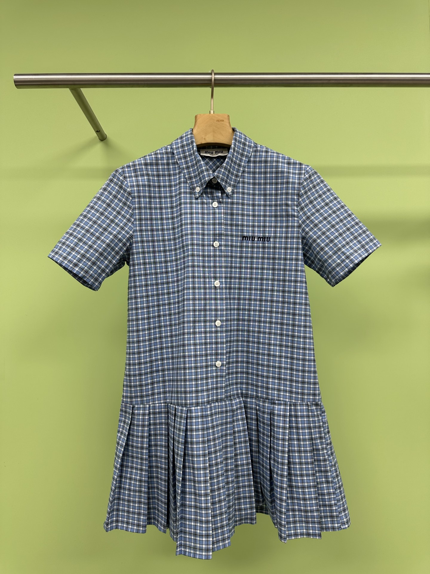NO:326190,MiuMiu plaid pleated shirt skirt, a daily and solid shirt skirt, the upper silhouette pleated skirt under the shirt, the upper body looks slim, loose and broad, strong inclusive, adding a bit of vitality and girlishness, refreshing and durable blue plaid, commuting and going to work without pressure, easily creating a casual atmosphere, the cotton plaid fabric feels dry, flexible muscles and bones, the plaid fabric has clear texture, uniform and beautiful color, clean and fresh color, and special texture. A circle of small pleats is added to the bottom, enriching the unique styling and full of high-end feeling, whoever can easily wear it out in a fashionable way. SML,,miumiu, skirts, shirts, alexander wang19860909MiuMiu格纹百褶衬衫裙,日常又实穿的衬衫裙,上廓形衬衫下百褶裙的版型,上身好显瘦啊,松弛挺阔,包容性强,增添几分元气少女感,清爽耐看的蓝色格纹,通勤出游上班无压力,轻松营造随性氛围感,全棉格纹面料手感干爽,柔韧筋骨,格子布面纹路清晰,色泽均匀美丽,颜色干净清新,有特别的肌理,底边加入了一圈小百褶,丰富了别致造型感,高级感满满,谁便一穿轻轻松松就能时髦出街了. 码数SML,,miumiu,skirts,shirts,alexander wang,Women's clothing