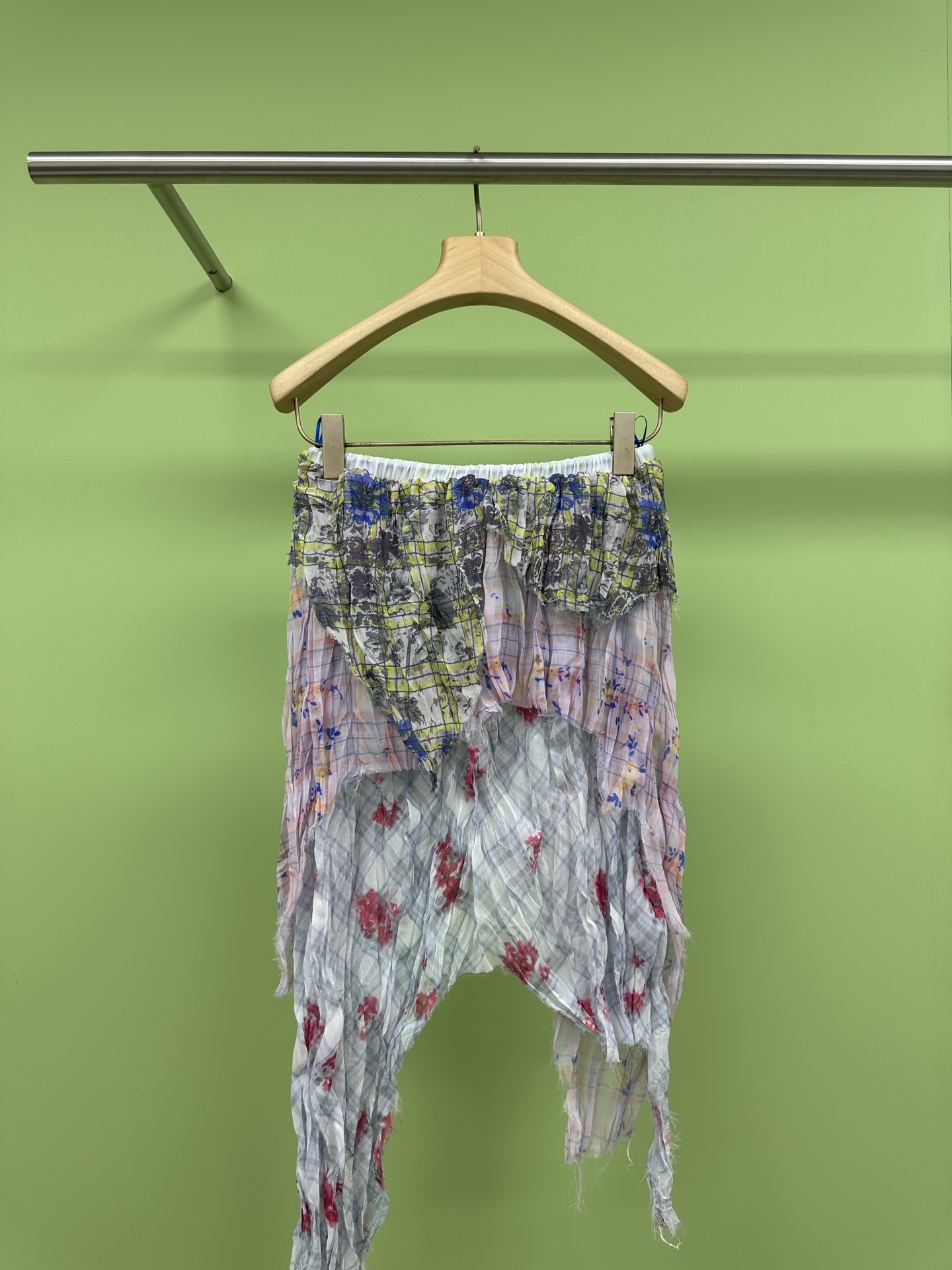 NO:326196,Diesel Layers Layers pleated irregular skirt, irregular deconstruction skirt creates a layered outline, microwave hem outlines gentle curves, irregular pleats are delicate and delicate, loose and comfortable, capture visual focus, and use fine pleat elements to add a vivid and elegant feeling to the skirt. The exquisite pleats are rich in overall structural layers, the breeze blows, your summer is light and comfortable, this irregular lace skirt is really beautiful and easy to wear, the oblique splicing is particularly layered, the fairy-like skirt is especially suitable for early spring to match clothes, it is really super beautiful. SML, skirts, alexander wang19860909Diesel 迪赛女士Layers压褶不规则半身裙,不规则解构半裙打造层次轮廓,微波浪形下摆勾勒温柔曲线,不规则褶皱组织精致细腻,宽松舒适,捕捉视觉焦点,以细碎褶裥元素增添裙装灵动飘逸感,考究截位收褶丰富整体结构层次,微风轻拂,你的夏季轻盈自在,这条不规则蕾丝半裙真的好看又好穿,斜边拼接特别有层次感,仙气飘飘的裙摆特别适合初春拿来搭配衣服,真的超级好看. 码数SML,,skirts,alexander wang,Women's clothing