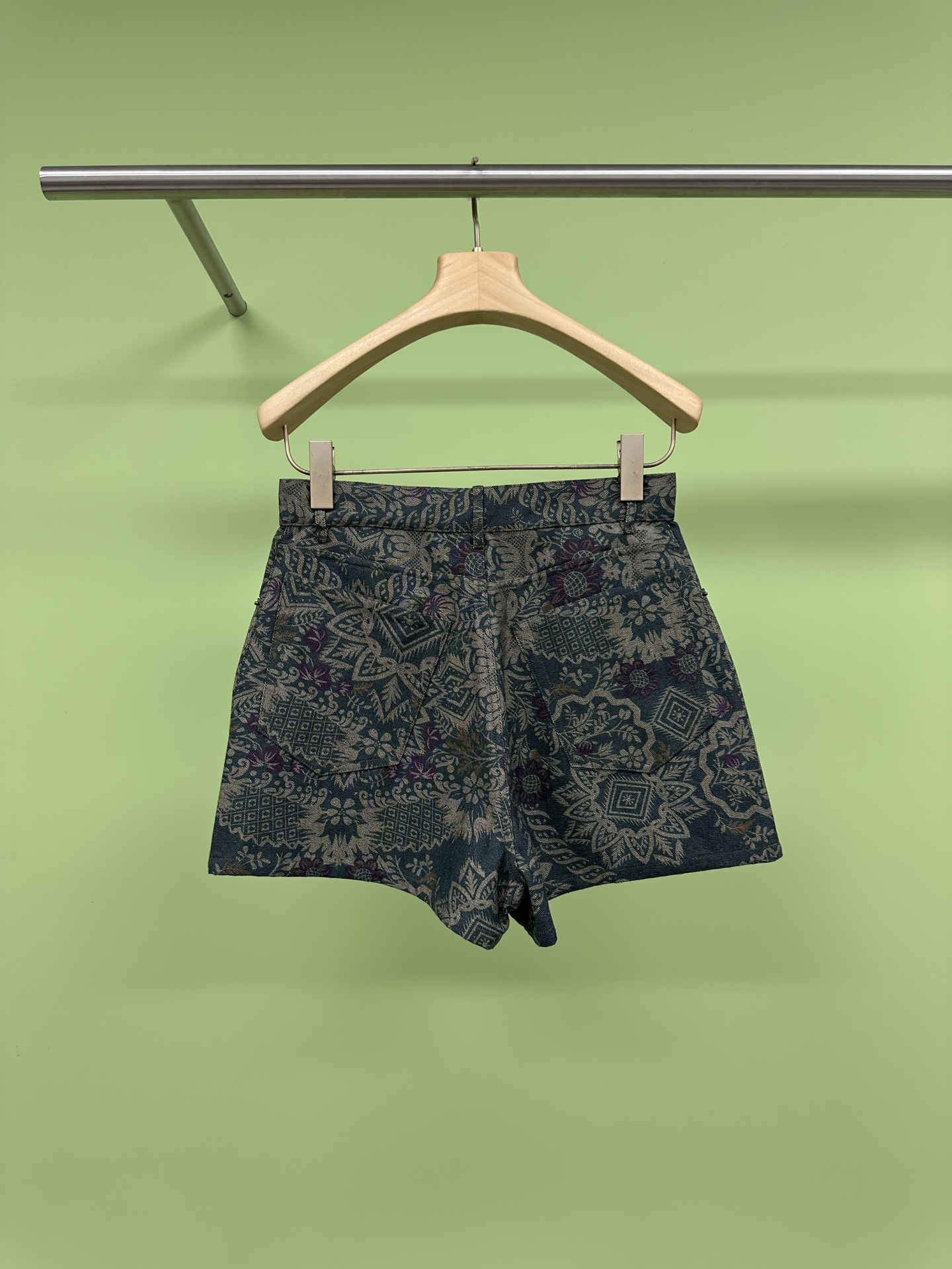 NO:326232,INTO THE EAST 25 spring and summer designer brand dark green retro printed denim shorts, the printed patterns are very a bit, the blue green flower vines and geometric figures intersect, and they are clean and neat and easy to control. The top can be digested and not hard at all when worn. It is super comfortable. The low-waist design perfectly lengthens the leg lines, allowing you to easily have long legs. The unique floral printing design makes every step exuding a unique retro atmosphere and full of fashion sense. Whether you are at work or shopping, you can easily control it. Get one quickly to make your summer outfit more perfect. SML, shorts, alexander wang19860909INTO THE EAST 自留款25春夏设计师品牌墨绿色复古印花牛仔短裤,印花图案都很有点,蓝绿色花藤和几何图形相交映,搭配上硬朗的牛仔面料,干净利落且很好驾驭,基础上衣它都能消化,穿起来一点也不硬,超级舒服呢,低腰的设计,完美拉长腿部线条,让你轻松拥有大长腿,独特的花卉印花设计,让你的每一步都散发着独特的复古气息,时尚感满满,无论是上班还是逛街,都能让你轻松驾驭,赶紧入手一条,让你的夏季穿搭更加完美. 码数SML,,shorts,alexander wang,Women's clothing