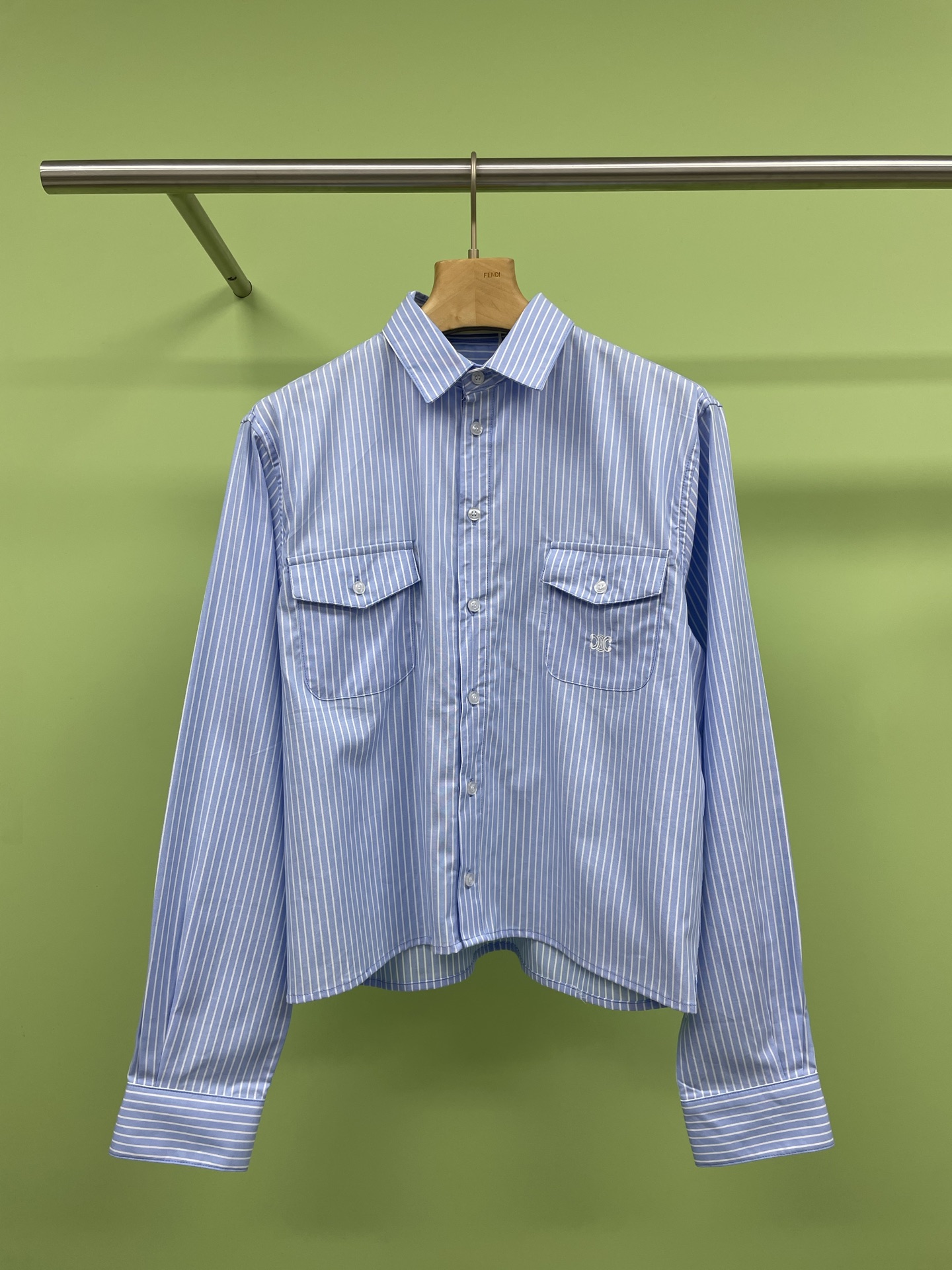 NO:326233,Celine spring striped short shirt, blue striped design, versatile and not picky, pure cotton blue striped short long-sleeved shirt, a must-have item in spring and summer, pure cotton fabric is super comfortable, breathable and skin-friendly, it won’t be stuffy at all when worn in spring and summer. The classic blue striped design is refreshing and versatile, and it will feel high-end when worn casually. The short design is really amazing, making you look taller and slim, and a small person can also wear long legs. It looks super good with high waist pants or skirts. The lazy style and commuting style are randomly switched. The key is that it is super cost-effective, and you can close your eyes and not step on the thunder. How can you miss it in the spring and summer wardrobe!  Quick rush. SML, celine, skirts, shirts, alexander wang19860909Celine春款条纹短款衬衣,蓝色条纹设计,百搭不挑人,纯棉蓝色条纹短款长袖衬衫,春夏必备单品,纯棉面料超级舒服,透气又亲肤,春夏穿完全不会闷热,经典的蓝色条纹设计,清爽又百搭,随便一穿就是高级感,短款设计真的绝了,显高显瘦,小个子也能穿出大长腿,搭配高腰裤或者半身裙都超好看,慵懒风、通勤风随意切换,关键是性价比超高,闭眼入不踩雷,春夏衣柜里怎么能少了它！快冲. 码数SML,,celine,skirts,shirts,alexander wang,Women's clothing