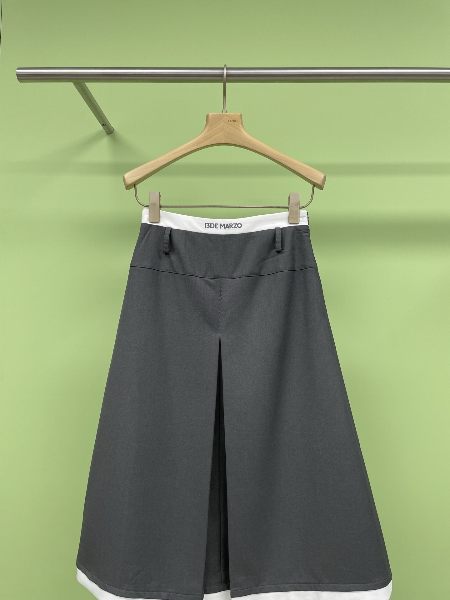 NO:319667,The new spring and summer basic pleated long skirt is fashionable and elegant, and the versatile A-line skirt will add an elegant and fun skirt to your wardrobe. 13de marzo This gray skirt is made of simple design, paired with a black belt and gray pom ball decoration, adding a touch of playfulness to the overall look. The white lining design of the skirt adds a sense of layering, making the skirt more three-dimensional and stylish. The skirt is made of comfortable fabric, breathable and suitable for wearing in all seasons. Whether it is matched with a simple T-shirt or an elegant shirt, it can easily create a fashionable style, allowing this gray skirt to bring elegance and vitality to your day. Size SML, skirts, shirts, tees, t-shirt, alexander wang19860909春夏新品基础百褶长裙时尚气质百搭A字半身裙,为你的衣橱增添一件优雅而不失趣味的半裙,13de marzo 这款灰色半裙采用简约设计,搭配黑色腰带和灰色毛绒球装饰,为整体增添了一丝俏皮感,裙摆的白色内衬里设计,增加了层次感,使半裙更加立体和有型,半裙选用舒适面料,透气性好,适合各种季节穿着.无论是搭配简单的T恤还是优雅的衬衫,都能轻松打造出时尚的风格,让这件灰色半裙,为你的每一天带来优雅和活力. 码数SML,,skirts,shirts,tees，t-shirt,alexander wang,Women's clothing