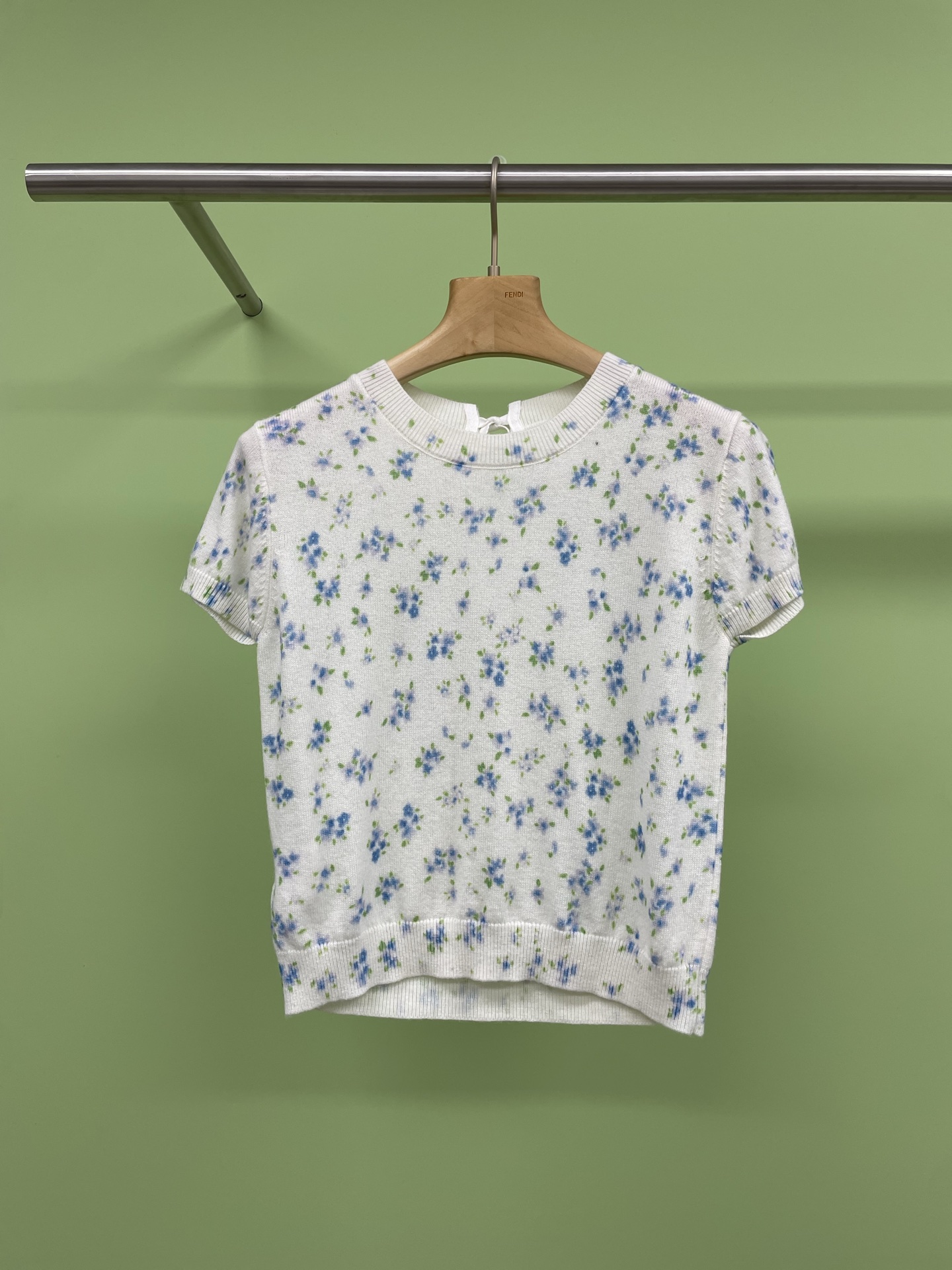 NO:319665,IMMI2025 Spring and Summer Ju Jingyi's same retro floral tied single short-sleeved knitted sweater, this one is really gentle, Korean style floral short-sleeved, paired with floral cardigan, French niche design, floral pattern, and Korean sweet style. Whether it is daily going out or date dinner, it can become a perfect choice. The floral design not only makes the overall look gentler, but also adds a little freshness. The spring atmosphere is full, and the round neck tailoring not only highlights the collarbone, but also looks elegant and generous, which is very suitable for spring outfits. SML, sweaters, T-shirt, alexander wang19860909IMMI2025春夏鞠婧祎同款复古碎花系带单短袖针织毛衣,这件真的好温柔,韩系风碎花小短袖,搭配上碎花小开衫,法式的小众设计,碎花图案,搭配韩系的甜美风格,无论是日常出街,还是约会晚餐,它都能成为完美的选择,碎花的设计,不仅让整体看起来更加温柔,还增添了几分小清新,春天的气息满满,圆领的剪裁,既能突出锁骨,又显得优雅大方,非常适合春天的穿搭. 码数SML,,sweaters,T-shirt,alexander wang,Women's clothing