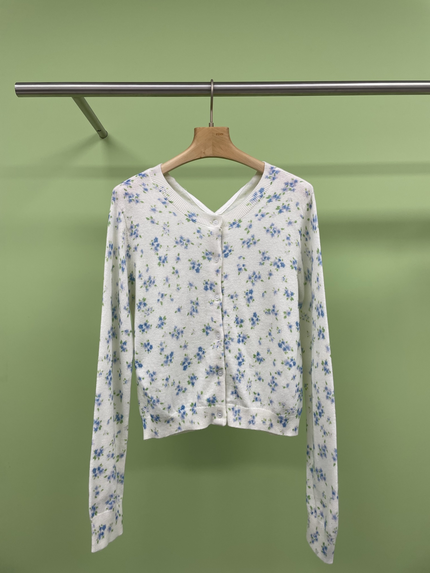 NO:319661,seIMMI2025 Spring and Summer Ju Jingyi same lace-up single-breasted floral loose round-neck knit cardigan, a must-have French floral knit cardigan in spring. This French temperament blue floral round-neck knit cardigan jacket really makes people fall in love with it at a glance. Its blue tone makes both white and elegant. When you wear it, you can instantly feel the romantic French style. Not only that, the style design of this cardigan is very slim, suitable for girls of all sizes, and the round-neck design is simple  Be generous, whether it is matched with skirts or pants, you can show different styles. The niche design makes you stand out among the crowd and become the focus. The cashmere knitted material makes this cardigan more gentle and retro. It is very suitable for autumn outfits. The lazy style makes people feel relaxed and comfortable after wearing it. The slit neck lace-up round neck design adds a bit of distinction. This floral round neck knitted knitted is really worth buying.  SML, Skirts, Jackets & coats, alexander wang19860909seIMMI2025春夏鞠婧祎同款系带单排扣碎花宽松圆领针织开衫,春季必备法式碎花针织开衫,这款法式气质的蓝色碎花圆领针织开衫外套,真的是让人一眼就爱上了,它的蓝色调,既显白又提气质,穿上它,瞬间就能感受到法式浪漫风情,不仅如此,这款开衫的版型设计非常显瘦,适合各种身材的女生,而且圆领设计简约大方,无论是搭配裙子还是裤子,都能展现出不同的风格,小众的设计让你在人群中脱颖而出成为焦点,羊绒针织的材质,让这件开衫更加温柔,复古感十足,非常适合秋季的穿搭,慵懒的版型,让人穿上之后,就能感受到轻松自在的感觉,口脖开叉系带圆领设计,更是增添了几分别致,这款碎花圆领针织开真的是太值得入手了. 码数SML,,skirts,jackets & coats,alexander wang,Women's clothing