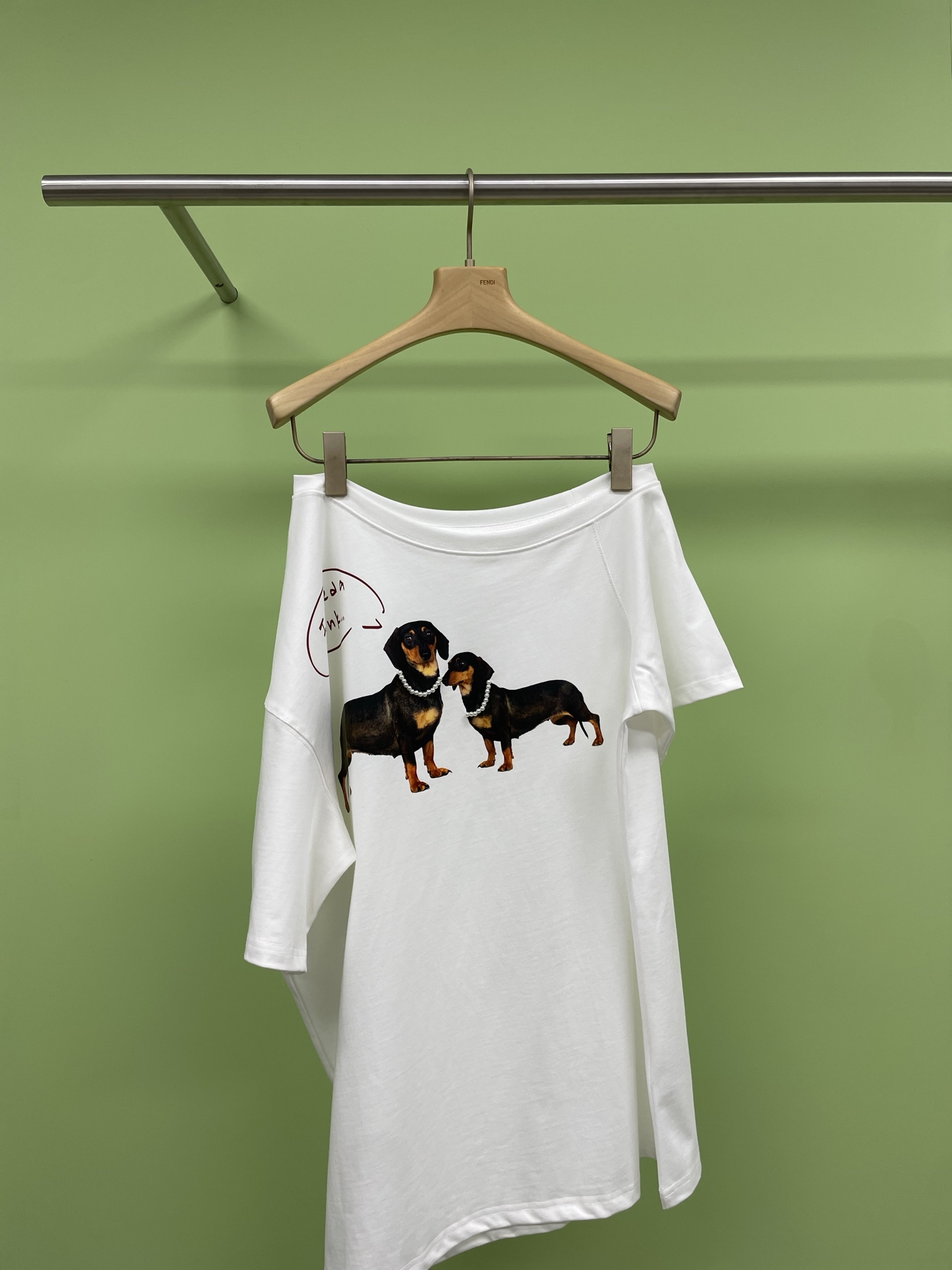 NO:319657,MARKGONG2025 spring and summer new dog printed slanted shoulder short-sleeved T-shirt top, American sweetheart slanted shoulder short-sleeved T-shirt, spicy quality exceeds the standard, treasures, a super American hot girl slanted shoulder short-sleeved T-shirt  The shirt must be shared with you. The entire shirt is controlled by its design. The off-shoulder design boldly exposes one-sided shoulders, which inadvertently exudes casualness and unruly. The American street feels instantly full. Moreover, this asymmetrical design makes you look slim and easily creates right-angle shoulders. Visually, it directly adds points to the body proportions. The fabric is also something I love very much. It is soft and skin-friendly, and it is very comfortable to wear close to the body, and it will not be tucked at all. The breathability is also great. Even if the summer is hot, it can be kept refreshing and not stuffy. It is even more unique. Paired with low-waisted jeans, you will become an American hot girl in seconds. You will be very popular when walking on the street. You will wear sports shorts and wear them when you exercise or exercise. It is full of vitality, fashion and comfort. When you wear it, you will become the focus of the crowd and easily create a high-recognition look. The treasures are done with new things. Let us go to a new level this summer.  SML, shorts, jeans, T-shirt, tees, t-shirt, alexander wang19860909MARKGONG2025春夏新款狗狗印花斜开肩短袖T恤上衣,美式甜心斜肩短袖 T 恤,辣度超标啦,宝子们,一款超绝的美式辣妹斜肩短袖 T 恤,必须分享给你们,一整个被它的设计拿捏住,斜肩设计,大胆露出单边肩头,不经意间散发随性与不羁,美式街头感瞬间拉满,而且这种不对称设计超显瘦,轻松营造直角肩,视觉上直接给身材比例狠狠加分,面料也是我超爱的一点,柔软亲肤,贴身穿超舒服,完全不会扎.透气性也杠杠滴,就算夏日炎炎,也能保持清爽,不会有闷热感,穿搭更是一绝,搭配低腰牛仔裤,秒变美式辣妹,走在街上回头率爆表,搭个运动短裤,去健身或者运动时穿,活力满满,时尚感和舒适度兼得,穿上直接成为人群焦点,轻松打造高辨识度look,宝子们冲就完事儿新,让我们一起在这个夏天辣出新高度. 码数SML,,shorts,jeans,T-shirt,tees，t-shirt,alexander wang,Women's clothing