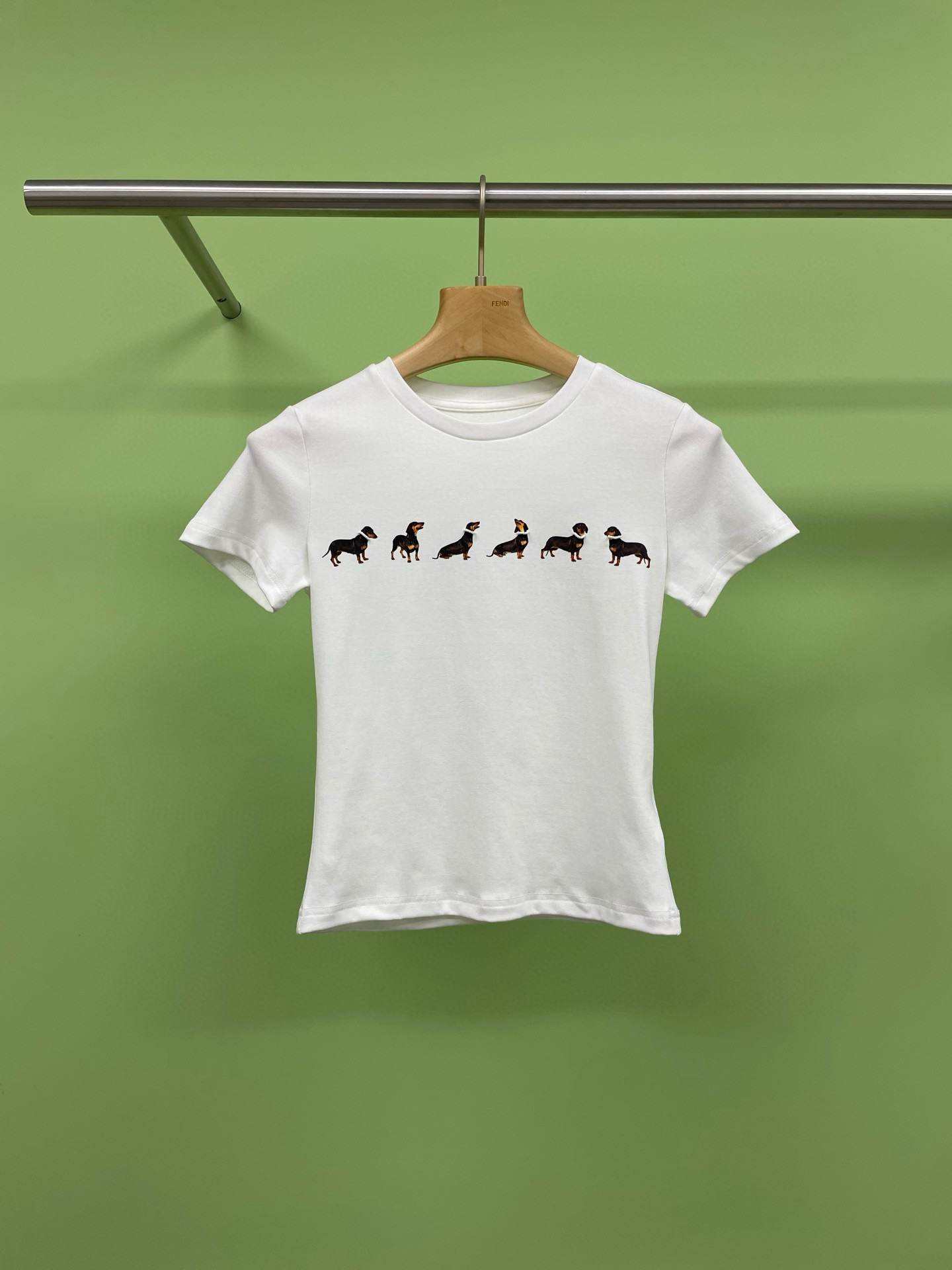 NO:319648,Jin Zhini's same MARKGONG dog printed short elastic short-sleeved T-shirt, who hasn't seen this dog short-sleeved, dachshund puppy T-shirt, is too cute, the front shoulder design makes it look slim and versatile, a must-have for hot girls, the print is cute and interesting dachshund puppy, cute and eye-catching, the gray and white are superb, the short style is superb to show off the body proportions, the slim waist is easily shown, the running puppy pattern on it is cute and agile, adding a lot of fun to the simple T-shirt. Whether it is matched with casual sweatpants or retro jeans, it can be perfectly adapted. When wearing a pearl necklace, it will be full of fashion, and the upper body is also very comfortable. The fabric is soft and skin-friendly, and it is easy to grasp the sweet and cool style. It will definitely explode when you wear it in spring and summer, and hot girls will do it. With pearl necklace  SML, jeans, T-shirt,tees,t-shirt,necklace,alexander wang19860909金智妮同款MARKGONG狗狗印花短款弹力短袖T恤,谁还没有看到这件狗狗短袖,腊肠小狗T恤,也太可爱了吧,正肩设计显瘦又百搭,辣妹必备,印花是萌趣腊肠小狗,可爱又吸睛,灰色和白色都超绝,短款版型超显身材比例,小蛮腰轻松秀出来,上面奔跑的小狗图案,可爱又灵动,给简约的 T 恤增添了不少趣味.不管是搭配休闲运动裤,还是复古牛仔裤,都能完美适配,再戴上珍珠项链,时髦值直接拉满,上身舒适度也很棒,面料柔软亲肤,轻松拿捏甜酷风,春夏穿它出街绝对炸街,辣妹们冲就完事了. 配珍珠项链 码数SML,,jeans,T-shirt,tees，t-shirt,necklace,alexander wang,Women's clothing