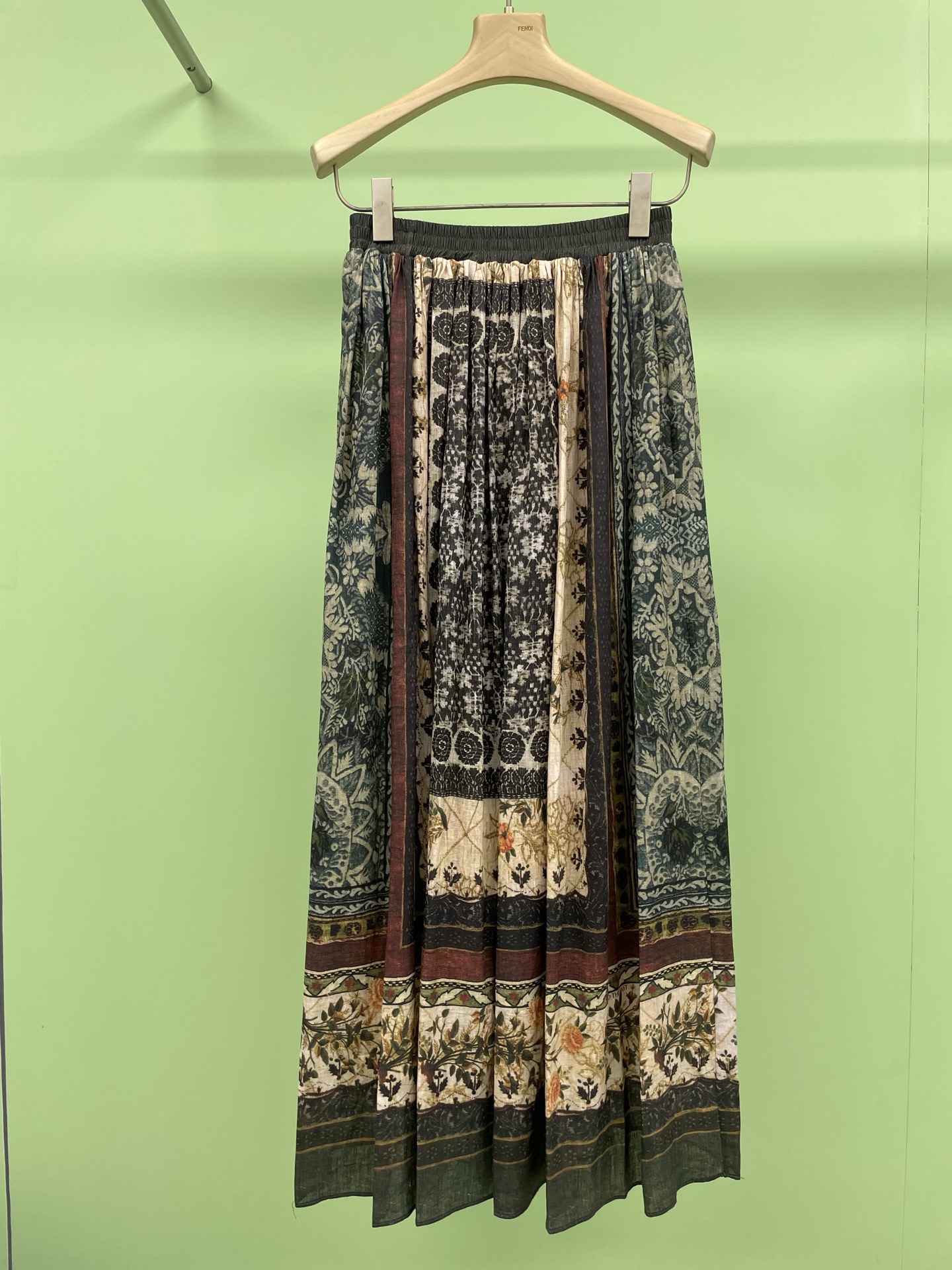 NO:319642,Into The East linen retro printed skirt, the design concept of the designer brand INTO THE EAST is committed to being based in the East, encountering complexity and simplicity, presenting the oriental aesthetics of contemporary art and nature. This retro linen printed skirt is inspired by the luxury fabrics of the 15th century. It uses traditional positioning printing technology to interweave and blend various spiritual elements such as flower vines, branches, bird wings, and other spiritual elements, full of vitality, and present like painting. It has a rich oriental retro charm and new era design. Retro linen skirt - the top beauty of oriental charm. The pleated tailoring materials are full of atmospheric and uneven body. The retro printing washes are full of romantic ethnic vacations. The patterns and colors are deconstructed and sewn with diverse humanistic factors. The texture of linen presents the pursuit of the quality of life of the contemporary Oriental city.  One size, skirts, alexander wang19860909Into The East亚麻复古印花半裙,设计师品牌INTO THE EAST的设计理念是致力于立足东方,遇繁于简,呈现当代艺术与自然的东方美学,这条复古亚麻印花半裙灵感源自15世纪的奥斯曼帝国奢华织品,运用传统定位印花工艺,将花蔓、树枝、鸟翼等多种灵性元素交织融合,盎然生机,如作画般呈现,浓郁的东方复古韵味与新时代设计,复古亚麻半身裙—东方韵味的顶级之美,百褶的剪裁用料十足,上身大气不失调性,复古色的印花洗水充满浪漫的民族度假,花色解构缝制多元人文因素,亚麻的质感更是呈现了当代东方之城所以生活品质的追求. 均码,,skirts,alexander wang,Women's clothing